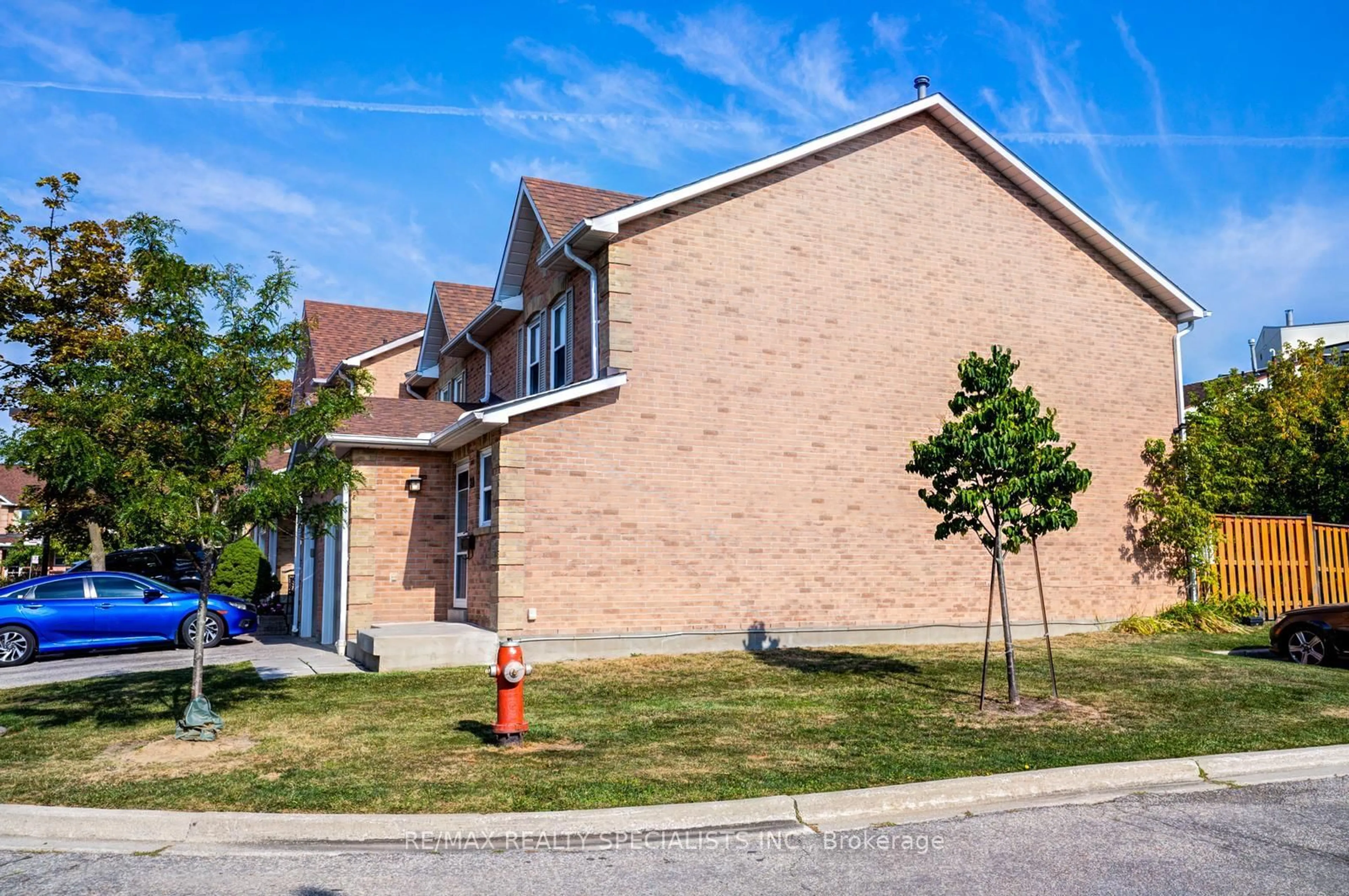 Home with brick exterior material, street for 1039 Cedarglen Gate #28, Mississauga Ontario L5C 3A7
