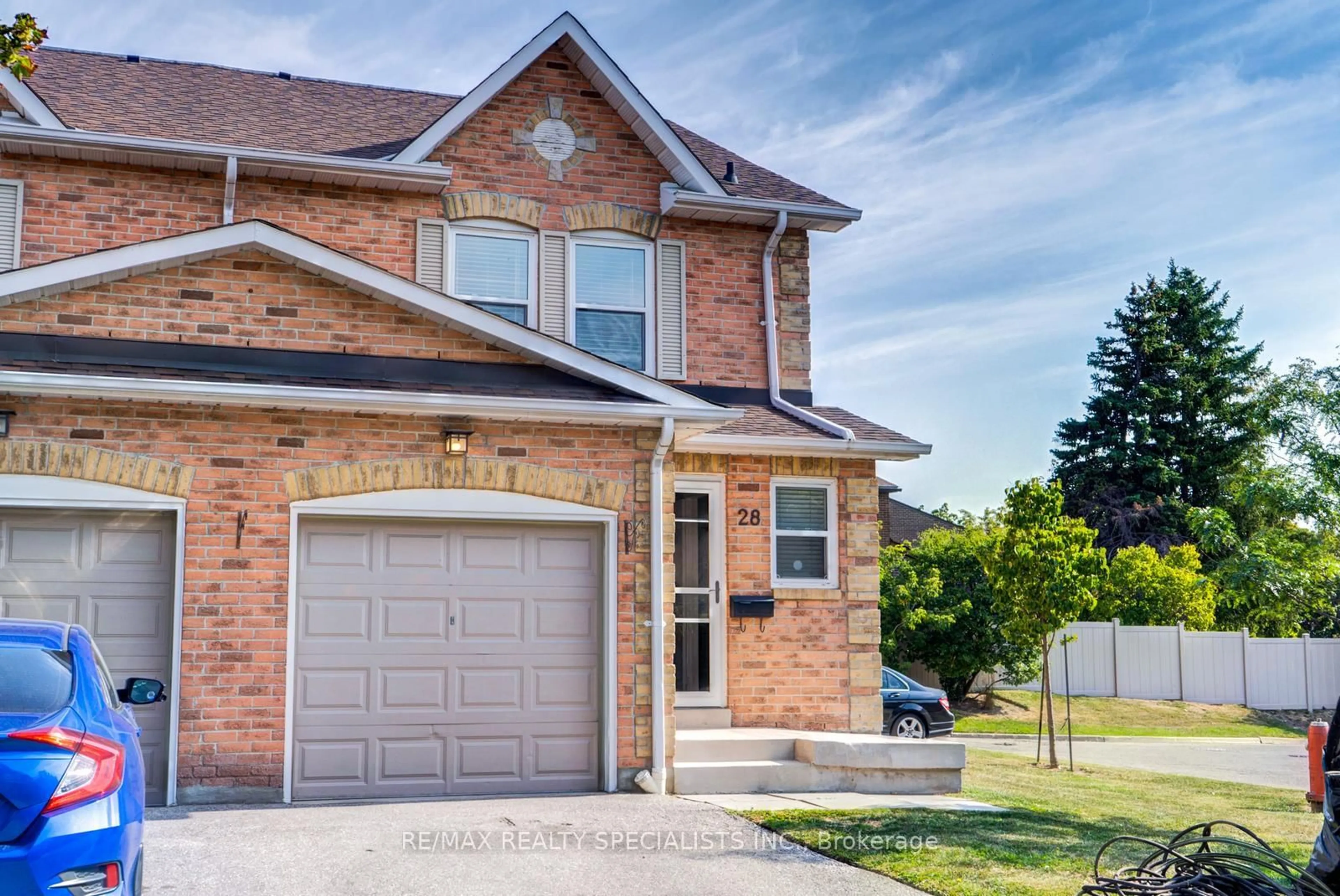 Home with brick exterior material, street for 1039 Cedarglen Gate #28, Mississauga Ontario L5C 3A7