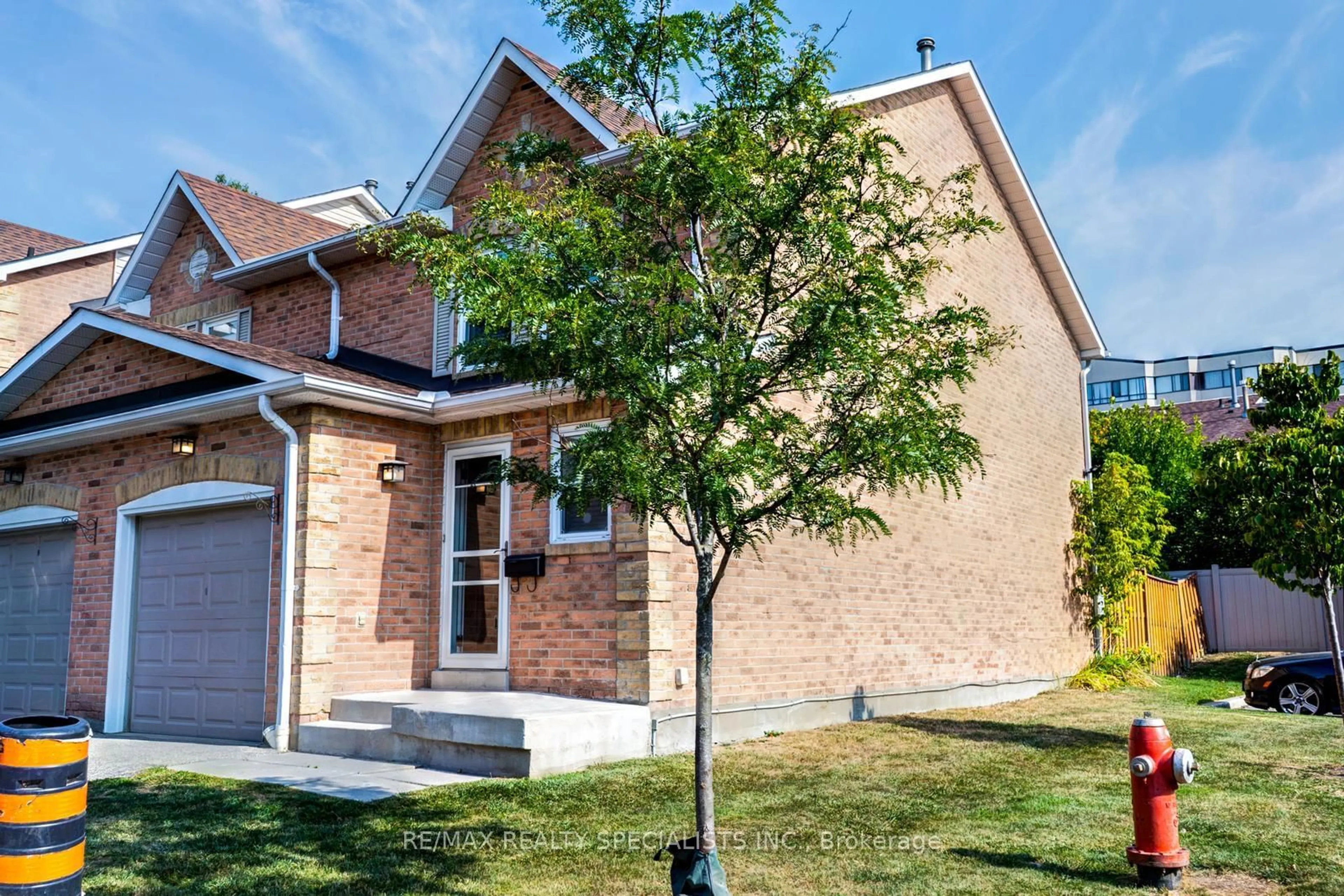 Home with brick exterior material, street for 1039 Cedarglen Gate #28, Mississauga Ontario L5C 3A7
