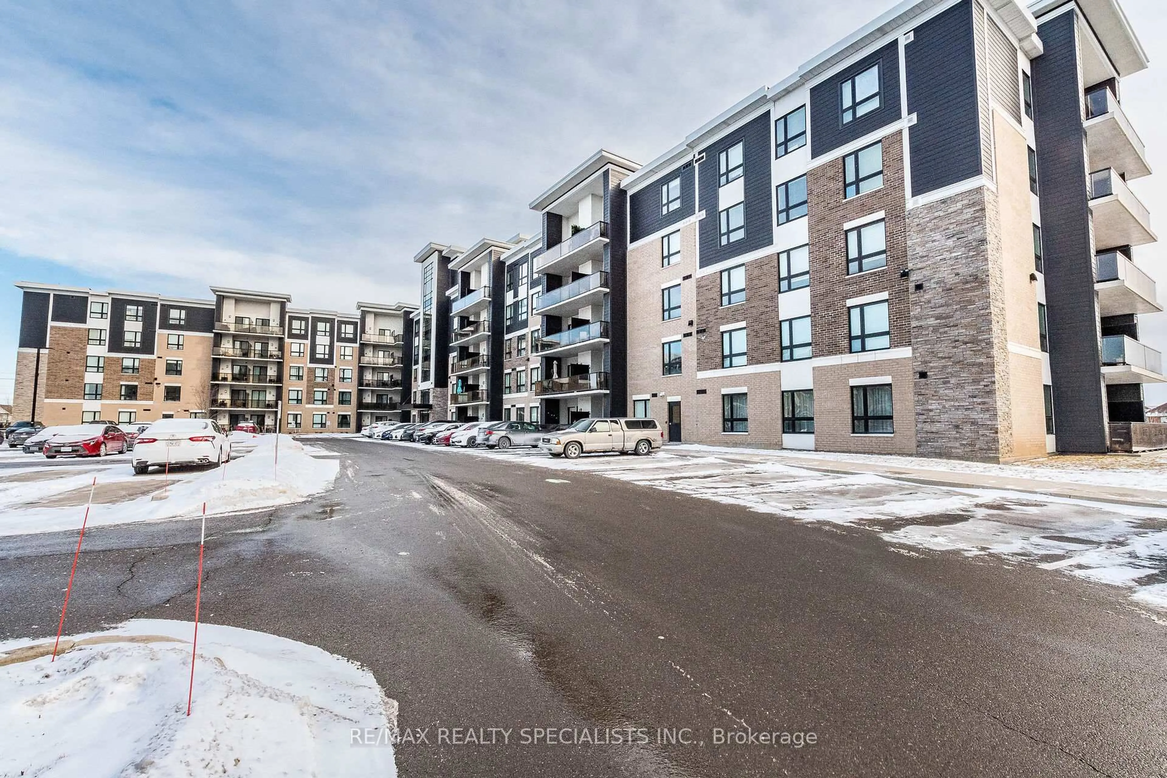 A pic from outside/outdoor area/front of a property/back of a property/a pic from drone, unknown for 640 Sauve St #221, Milton Ontario L9T 7E3