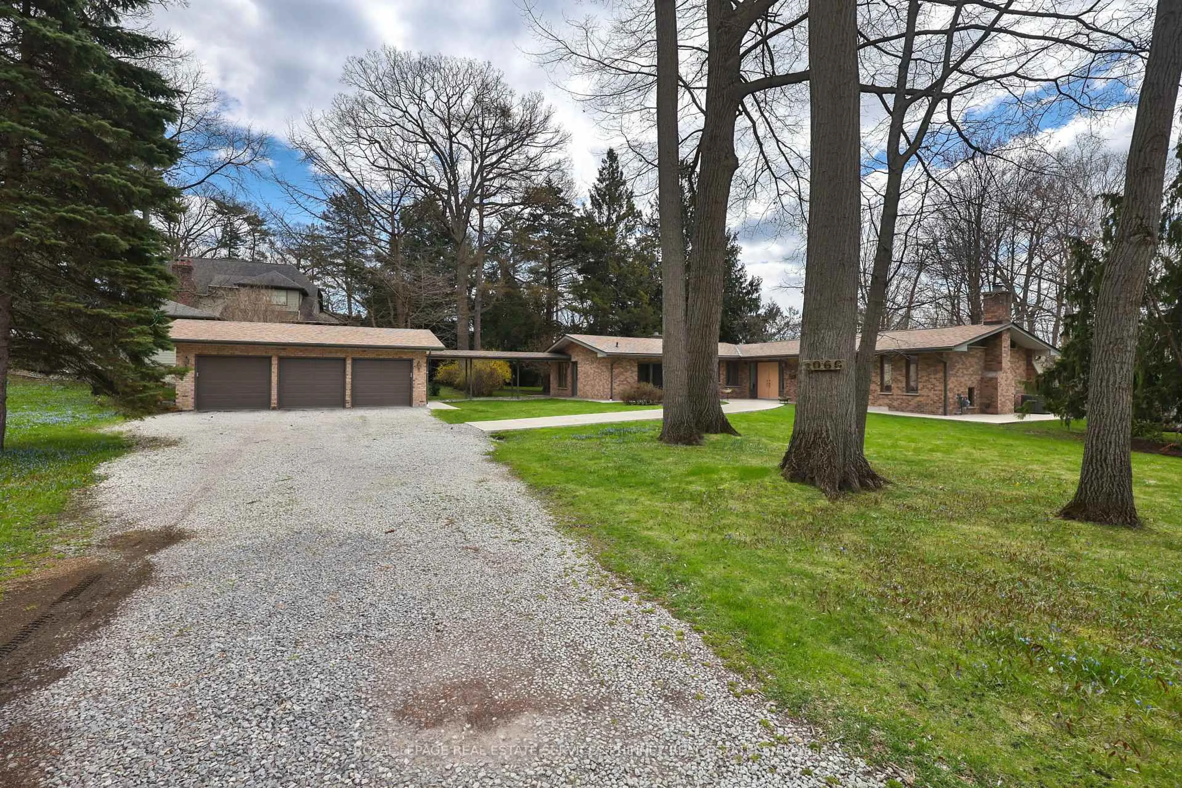 A pic from outside/outdoor area/front of a property/back of a property/a pic from drone, street for 1066 Stockwell Ave, Mississauga Ontario L5H 1B4