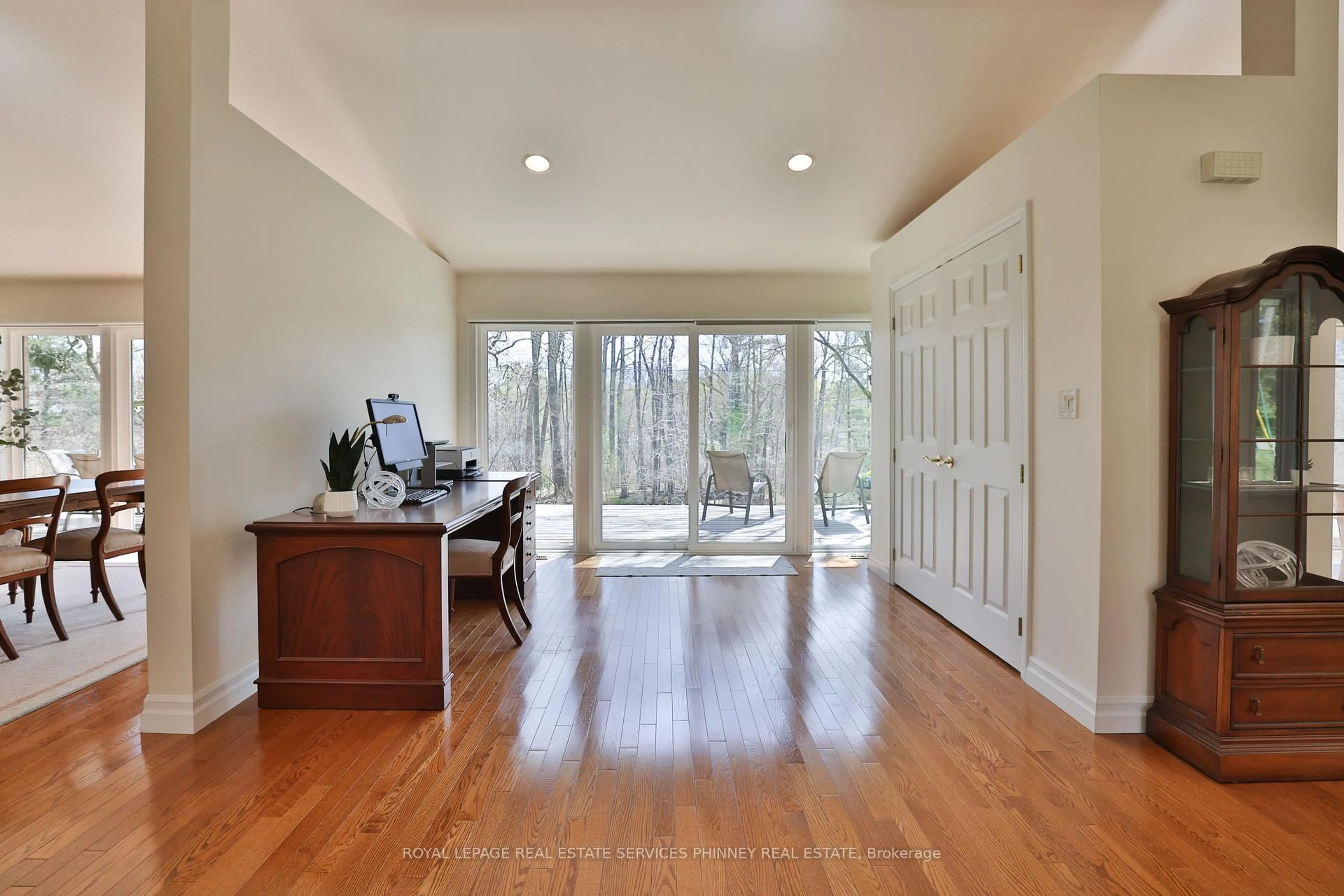 Indoor entryway for 1066 Stockwell Ave, Mississauga Ontario L5H 1B4