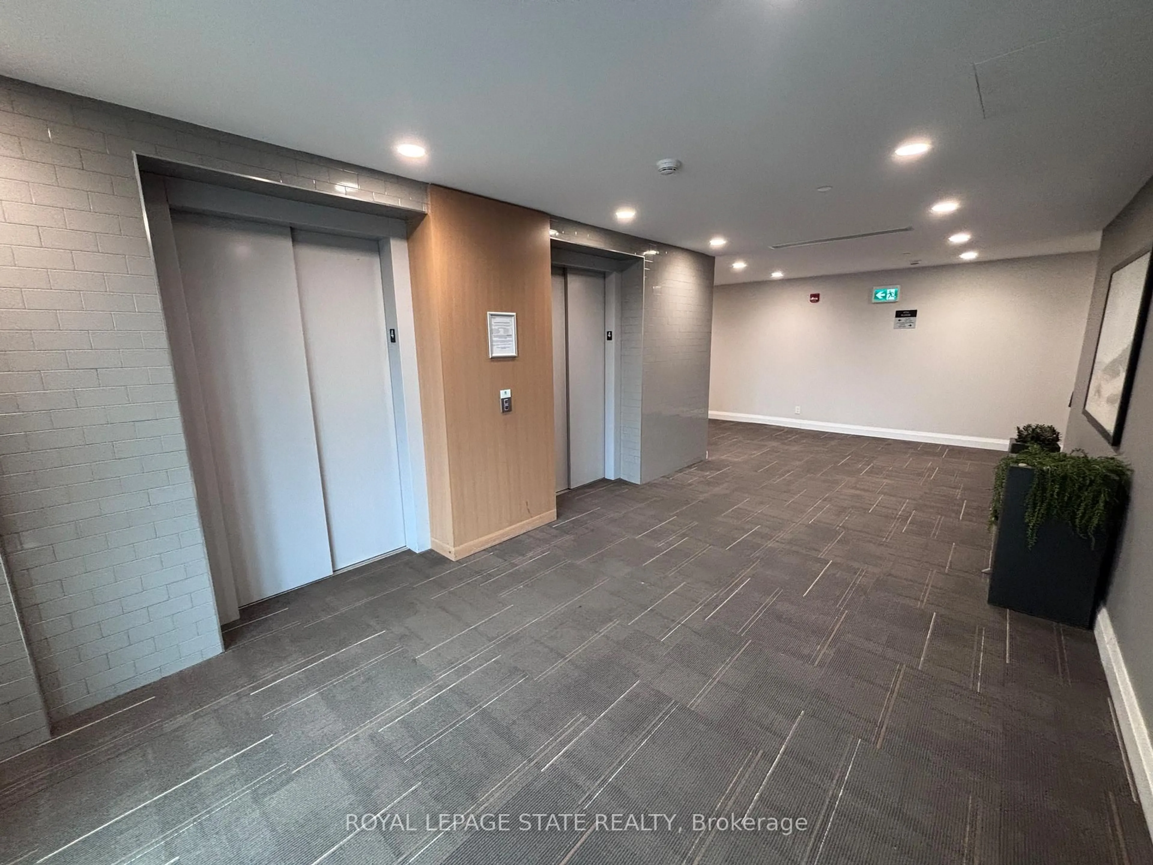 Indoor foyer for 128 Grovewood Common #417, Oakville Ontario L9H 0X3