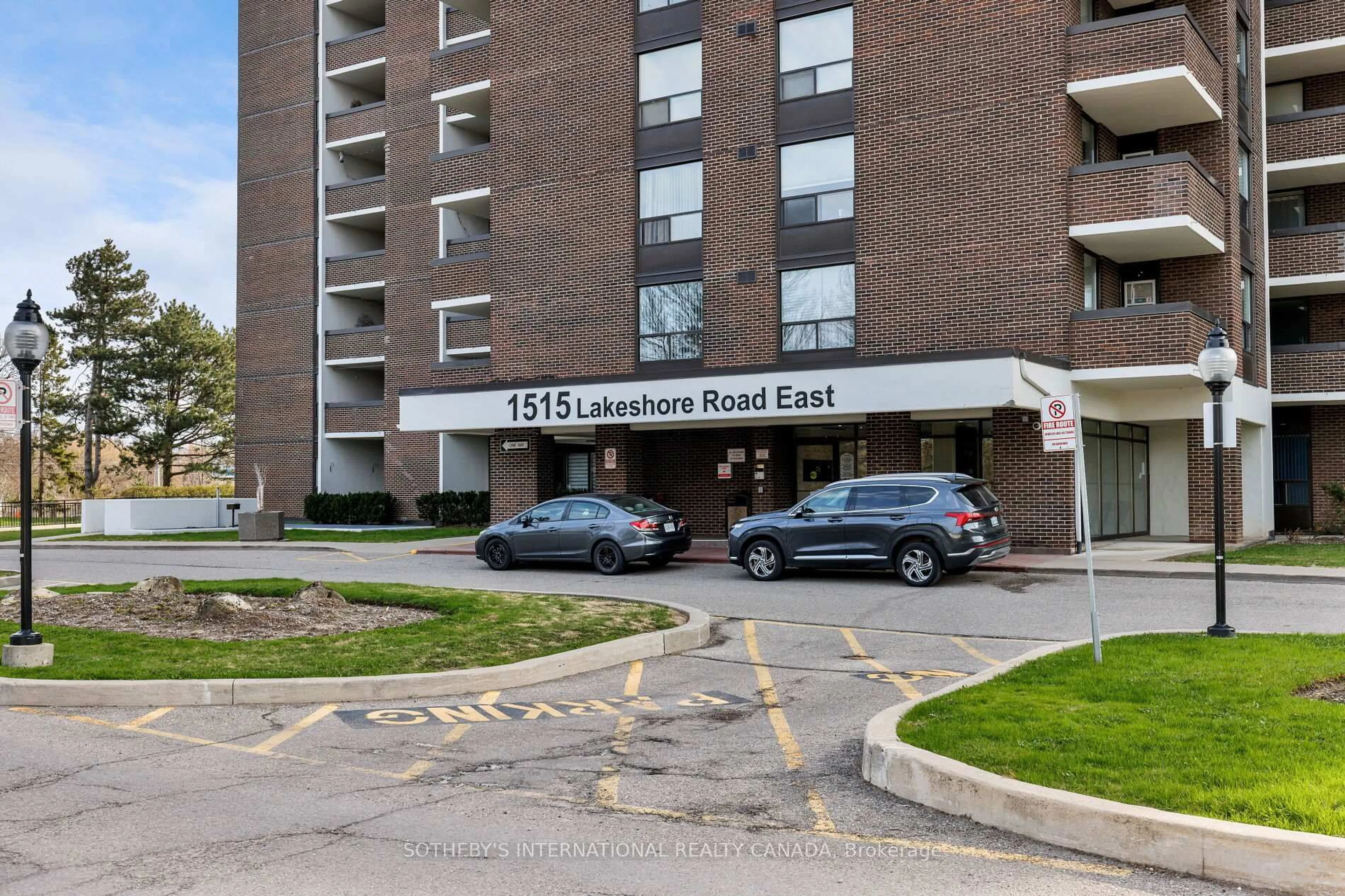 Indoor foyer for 1515 Lakeshore Rd #1103, Mississauga Ontario L5E 3E3