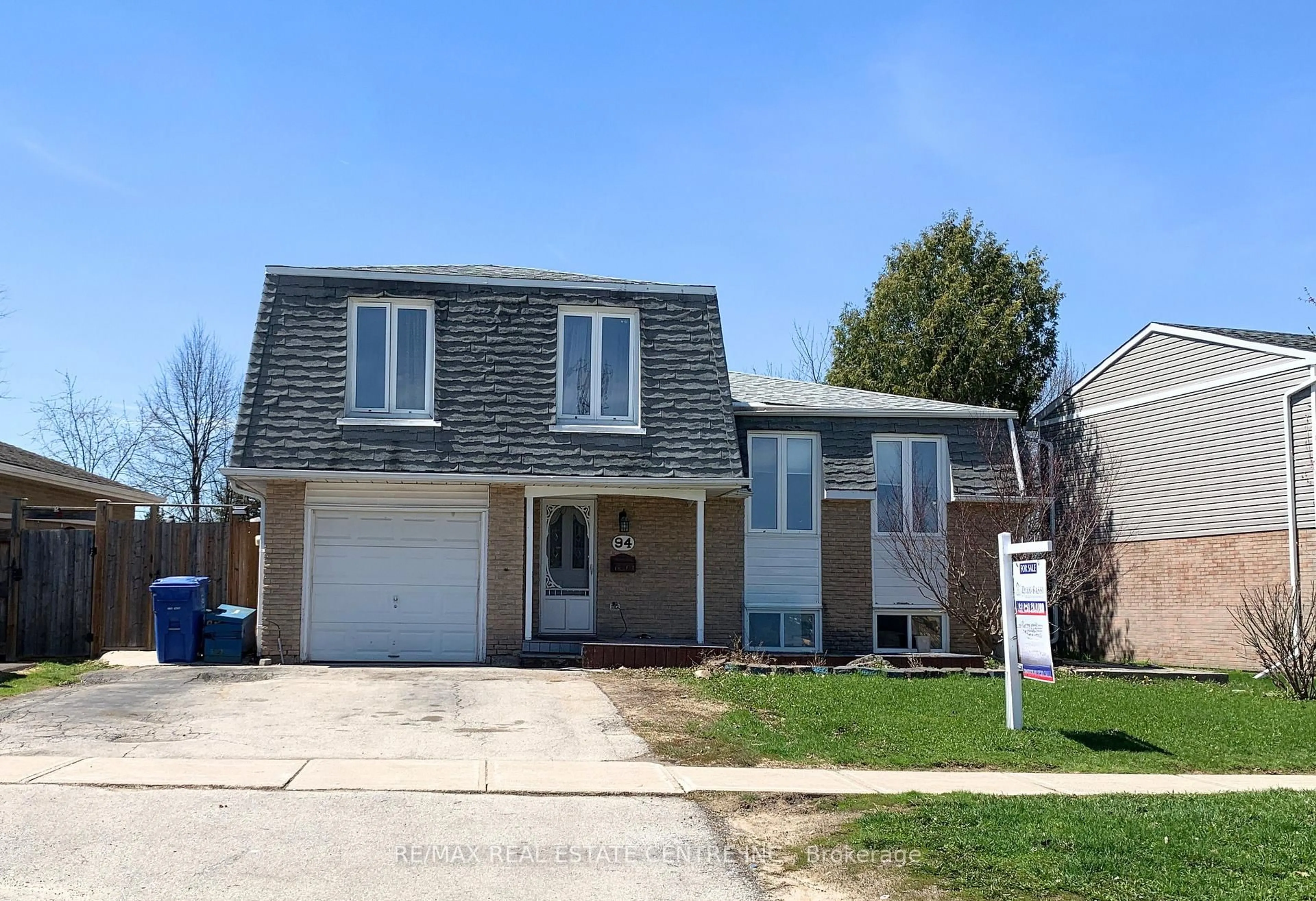 Home with vinyl exterior material, street for 94 Diane Dr, Orangeville Ontario L9W 3N5