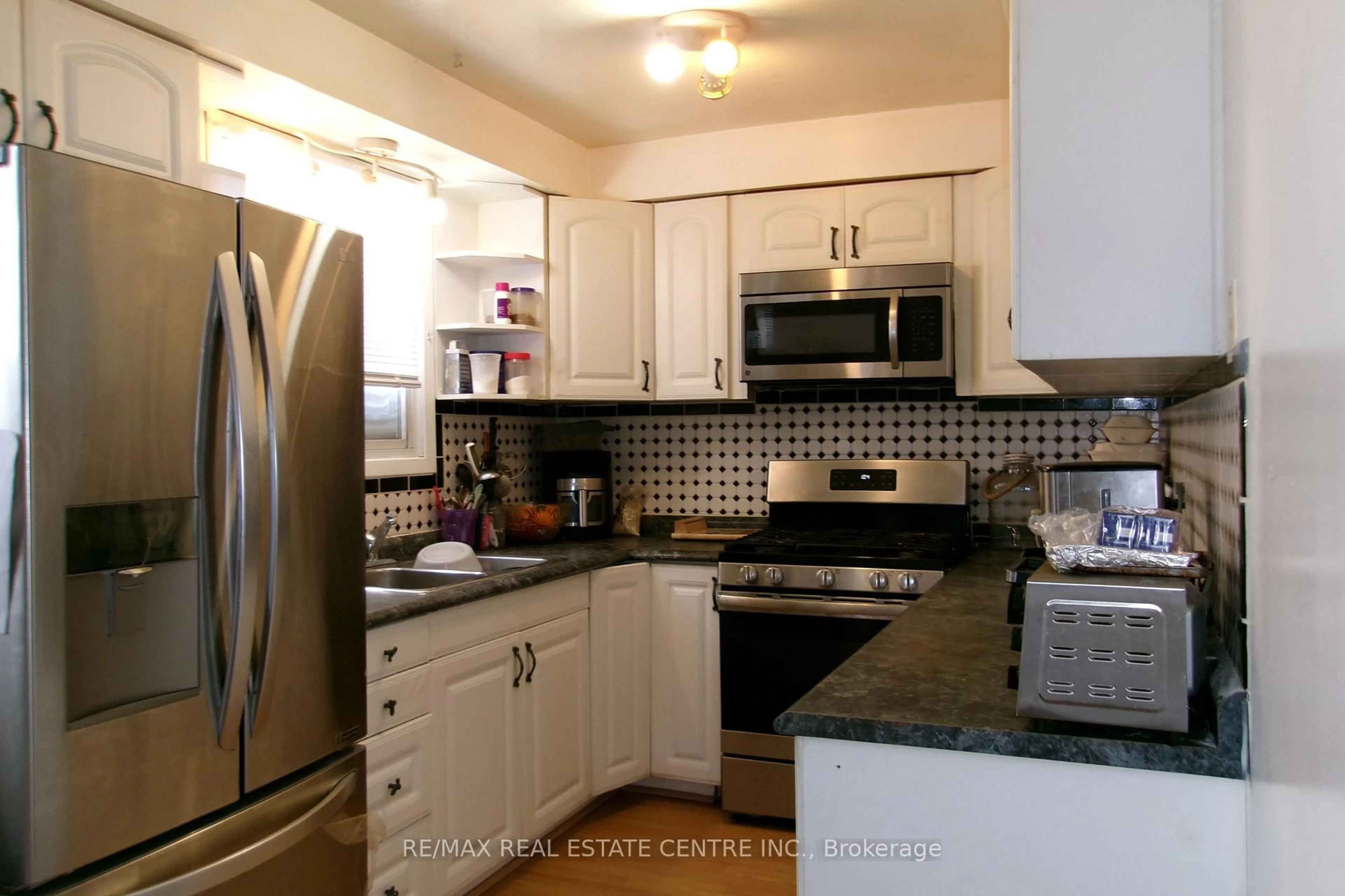 Standard kitchen, ceramic/tile floor for 94 Diane Dr, Orangeville Ontario L9W 3N5