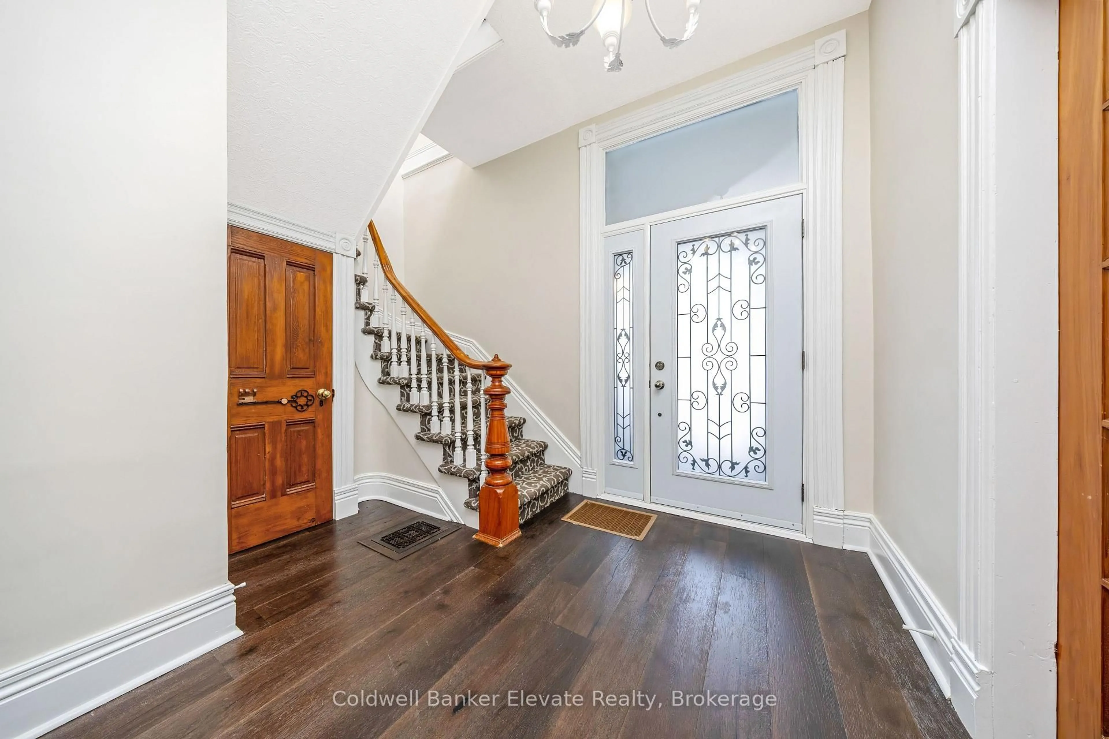 Indoor entryway for 6 Queen St, Halton Hills Ontario L7G 2E4