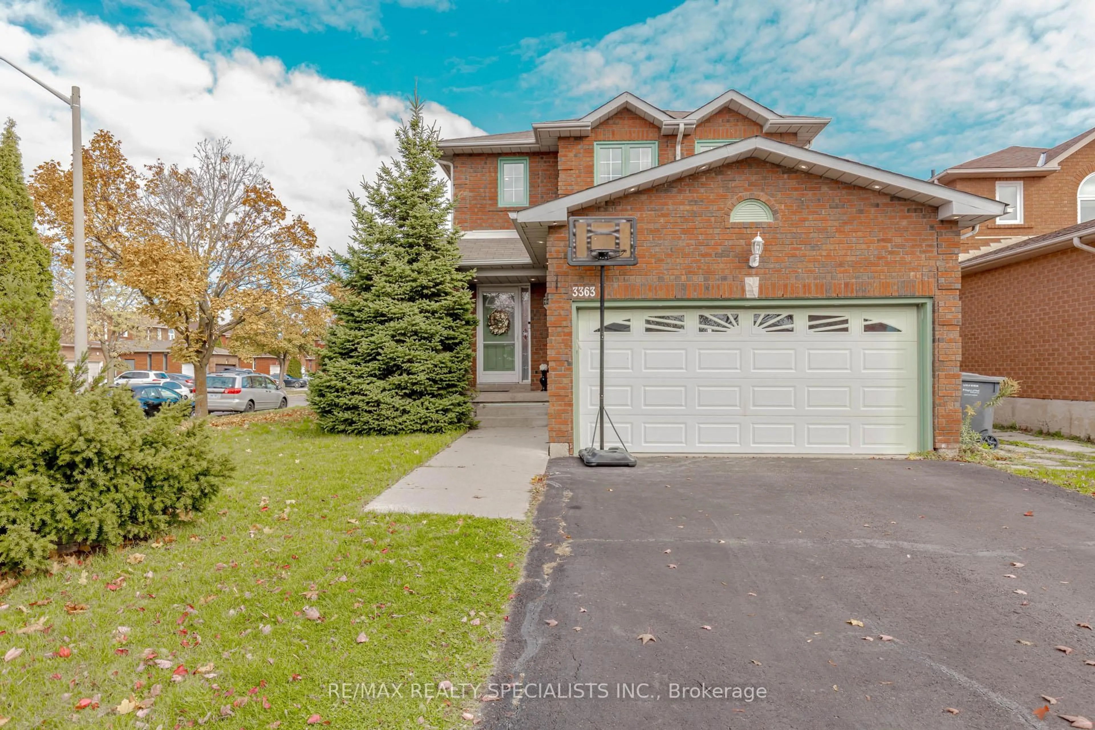 Home with brick exterior material, street for 3363 Columbine Cres, Mississauga Ontario L5N 6A8