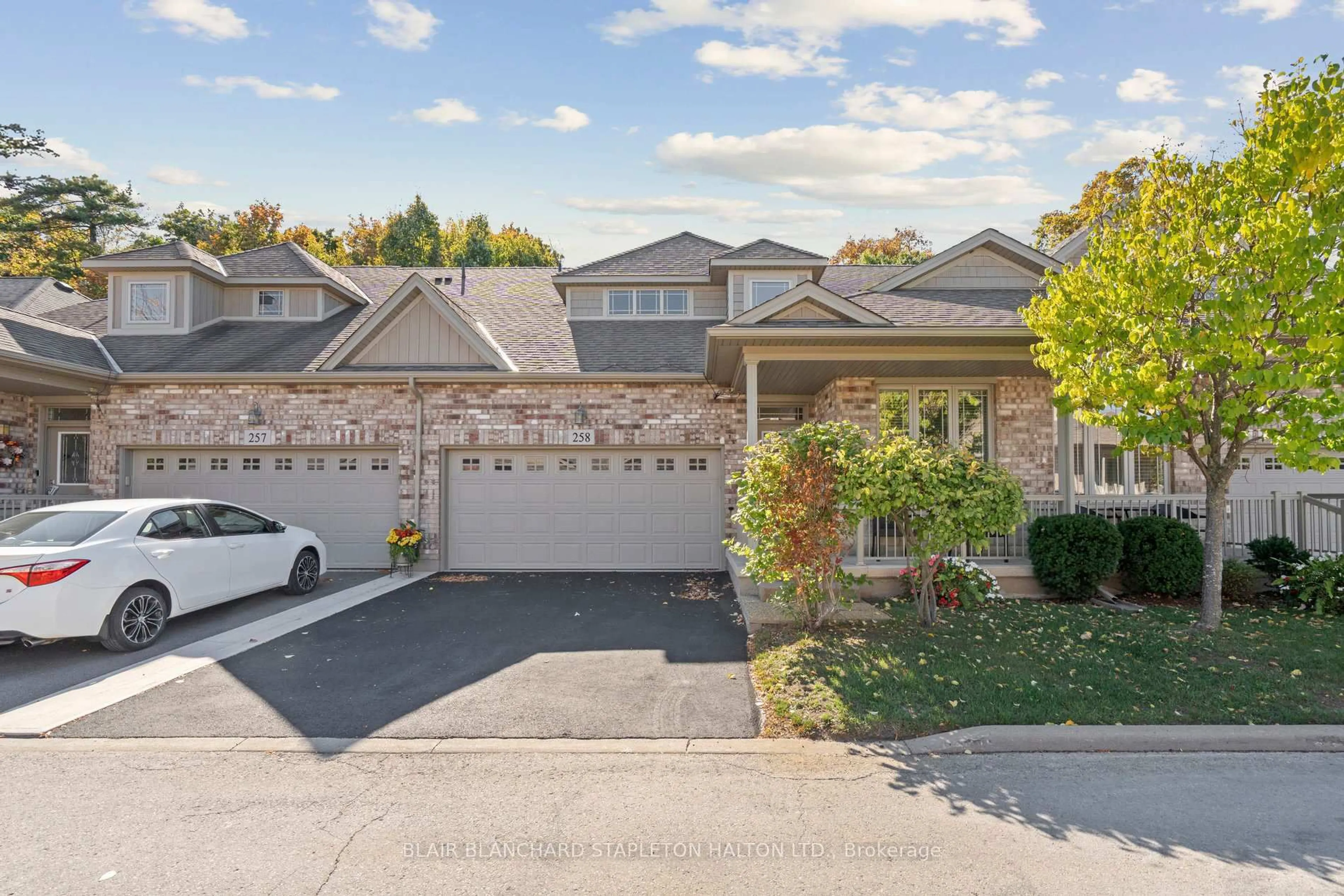 A pic from outside/outdoor area/front of a property/back of a property/a pic from drone, street for 2120 Itabashi Way #258, Burlington Ontario L7M 0V3