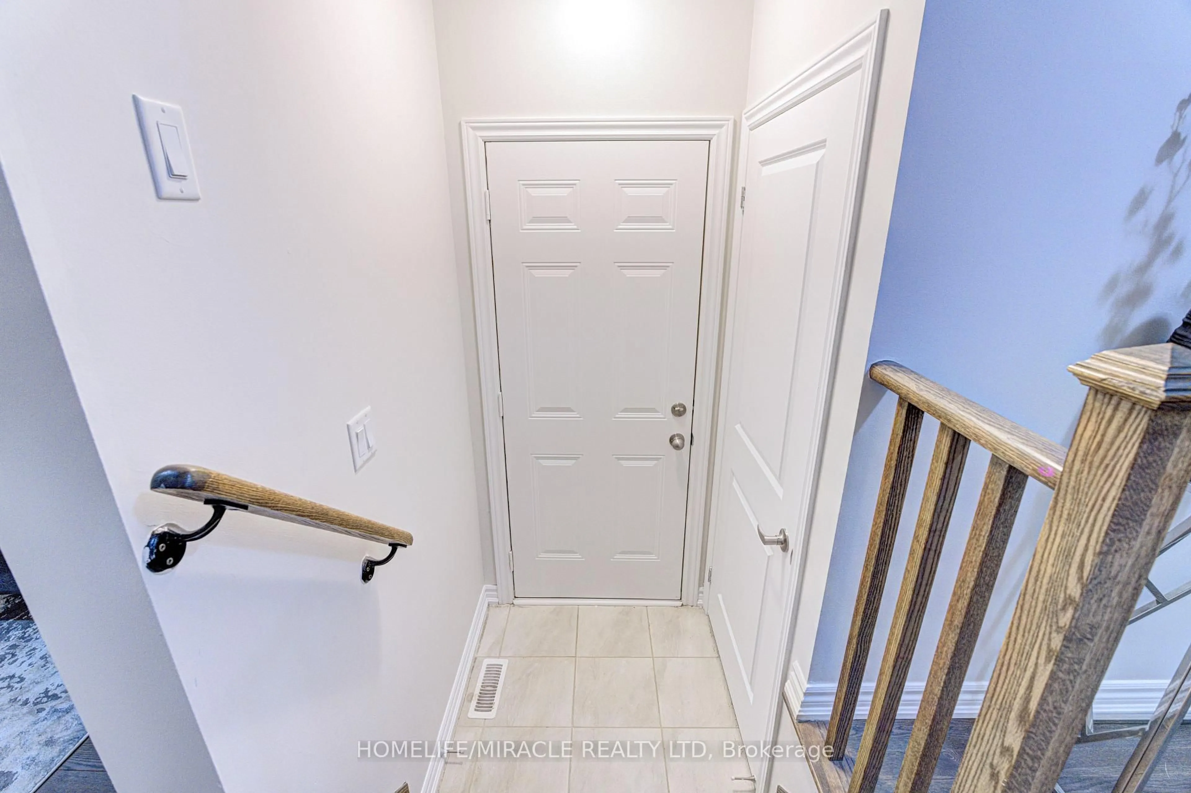 Indoor entryway for 13 Truffle Crt, Brampton Ontario L7A 5A6