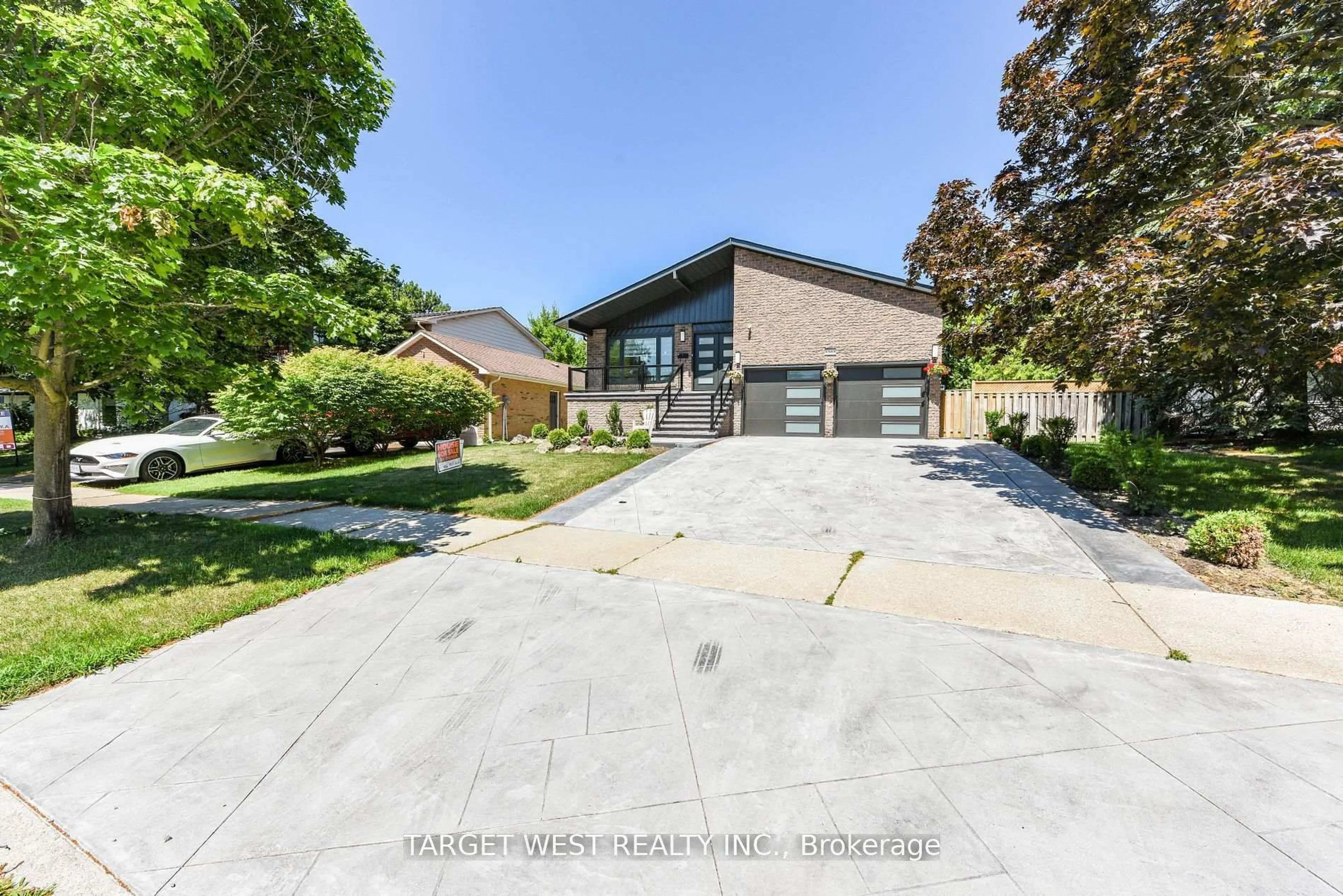 Home with brick exterior material, street for 1263 Crestdale Rd, Mississauga Ontario L5H 1X8