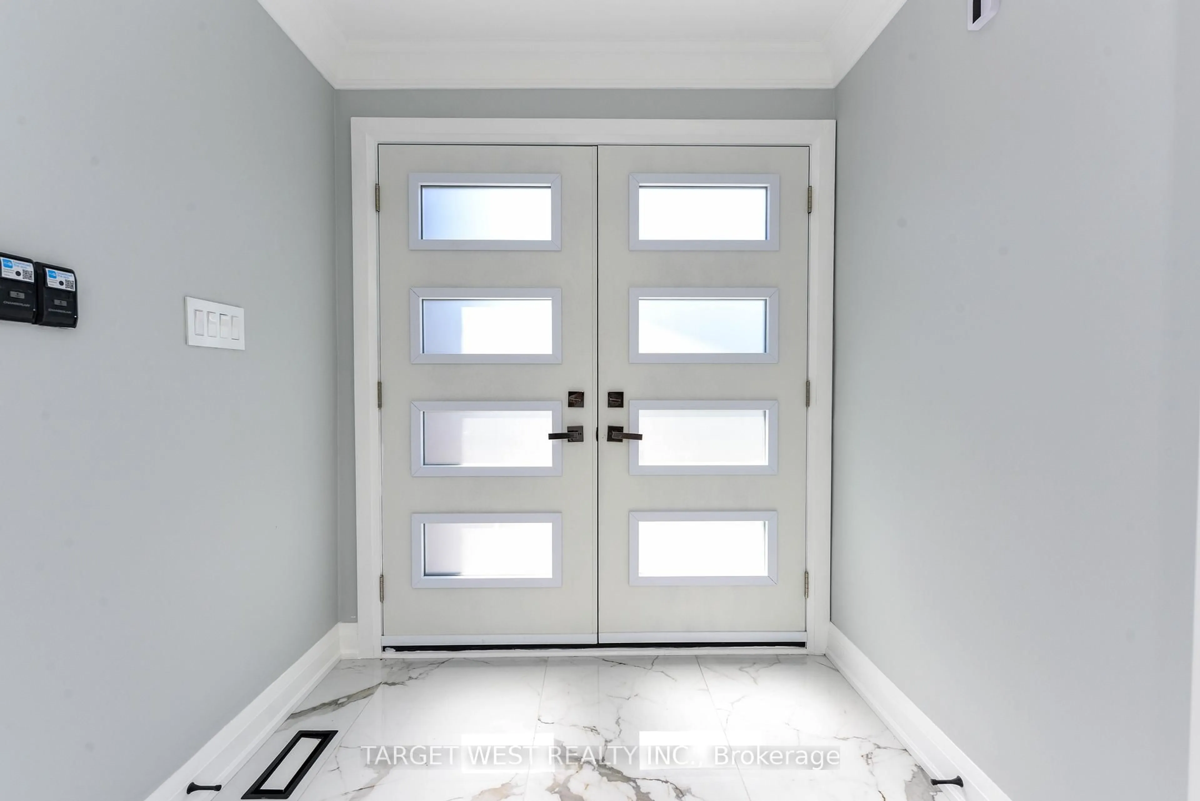 Indoor entryway for 1263 Crestdale Rd, Mississauga Ontario L5H 1X8