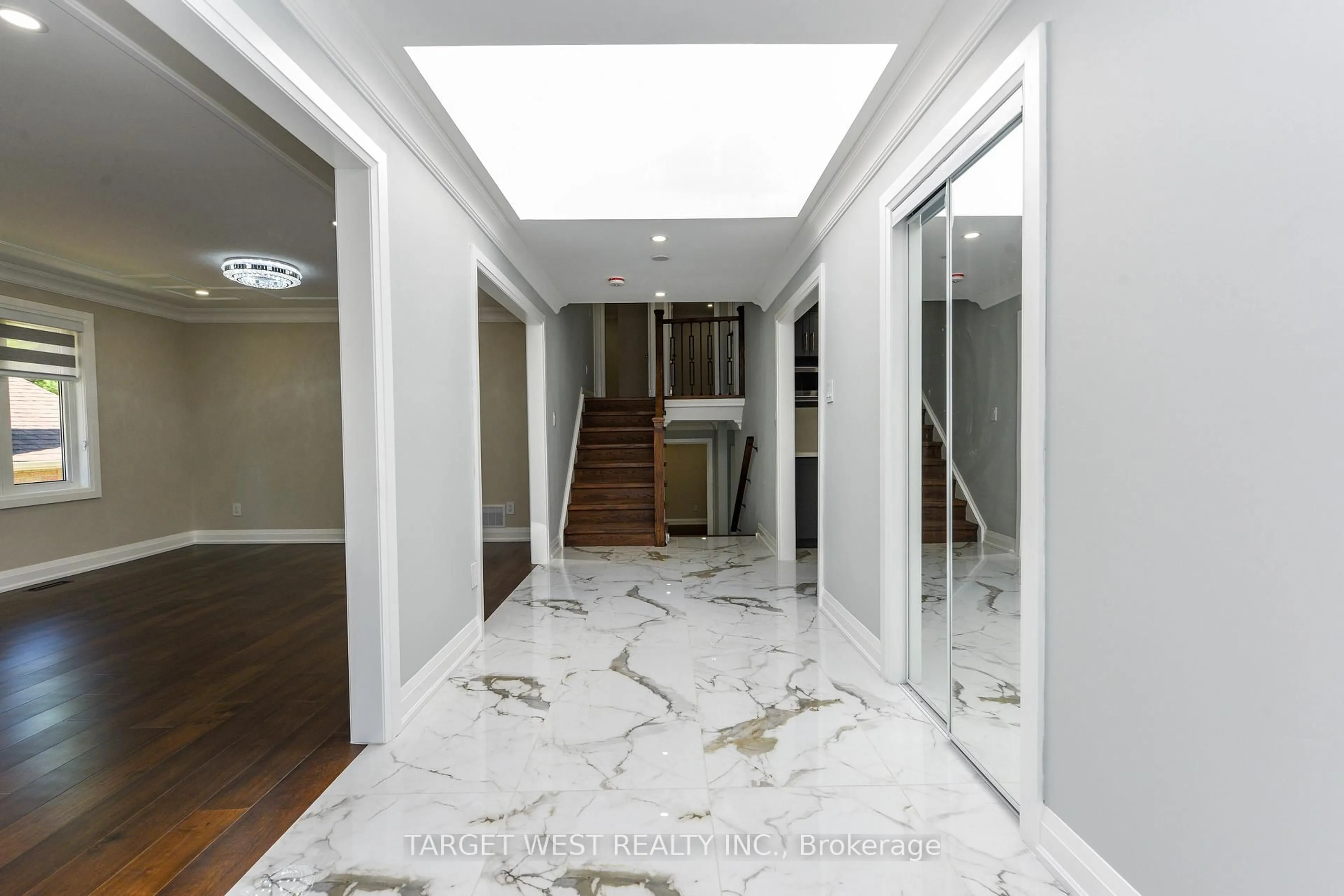 Indoor foyer for 1263 Crestdale Rd, Mississauga Ontario L5H 1X8