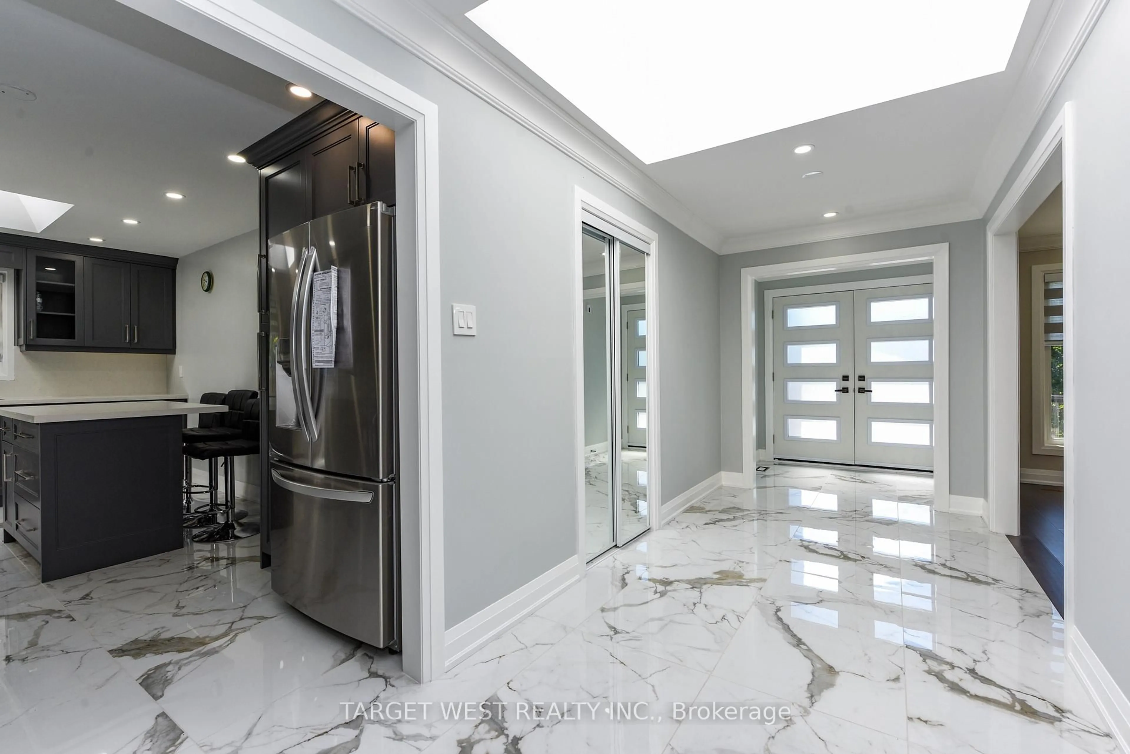 Indoor foyer for 1263 Crestdale Rd, Mississauga Ontario L5H 1X8