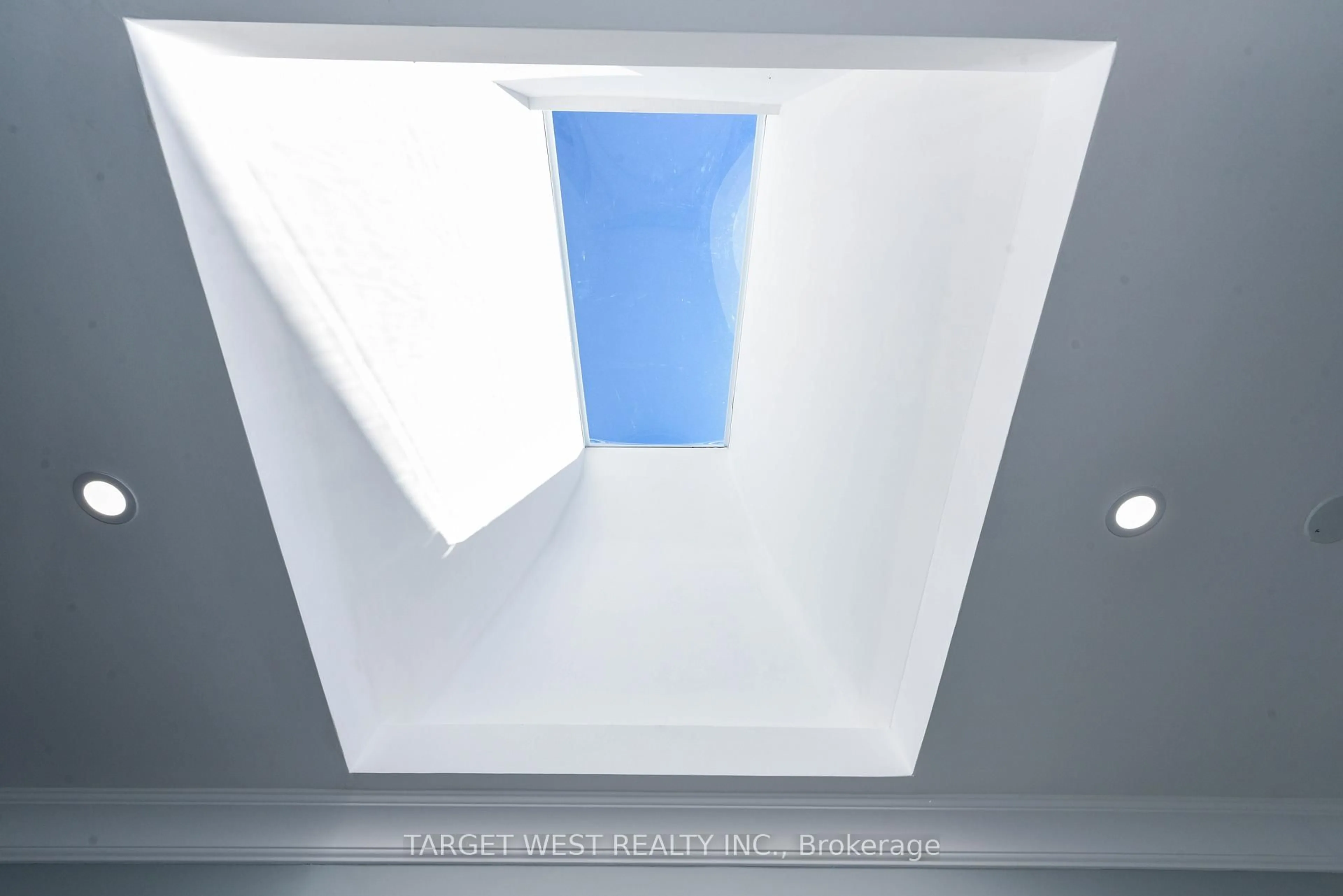 A pic of a room for 1263 Crestdale Rd, Mississauga Ontario L5H 1X8