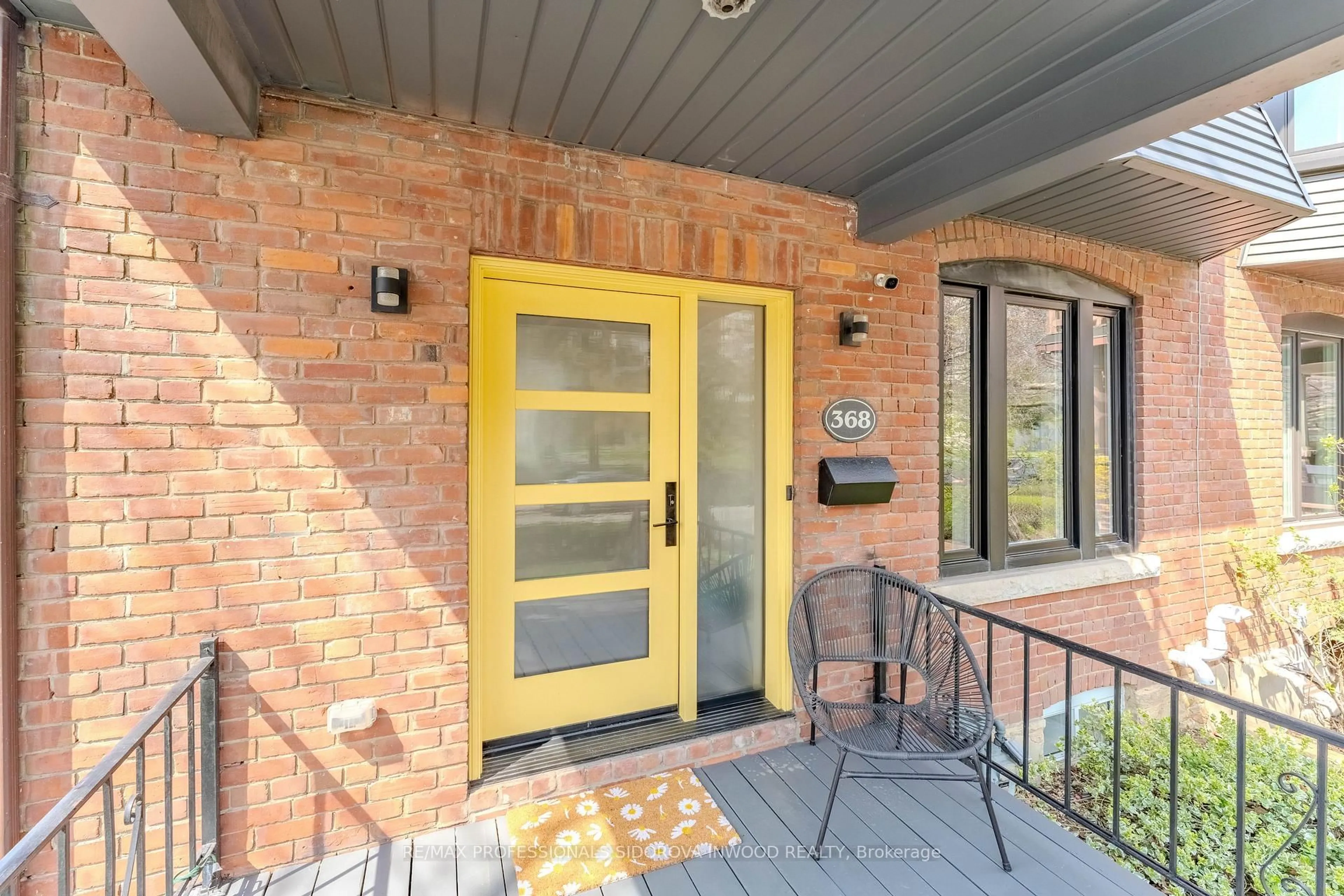 Indoor entryway for 368 Glenlake Ave, Toronto Ontario M6P 1G4