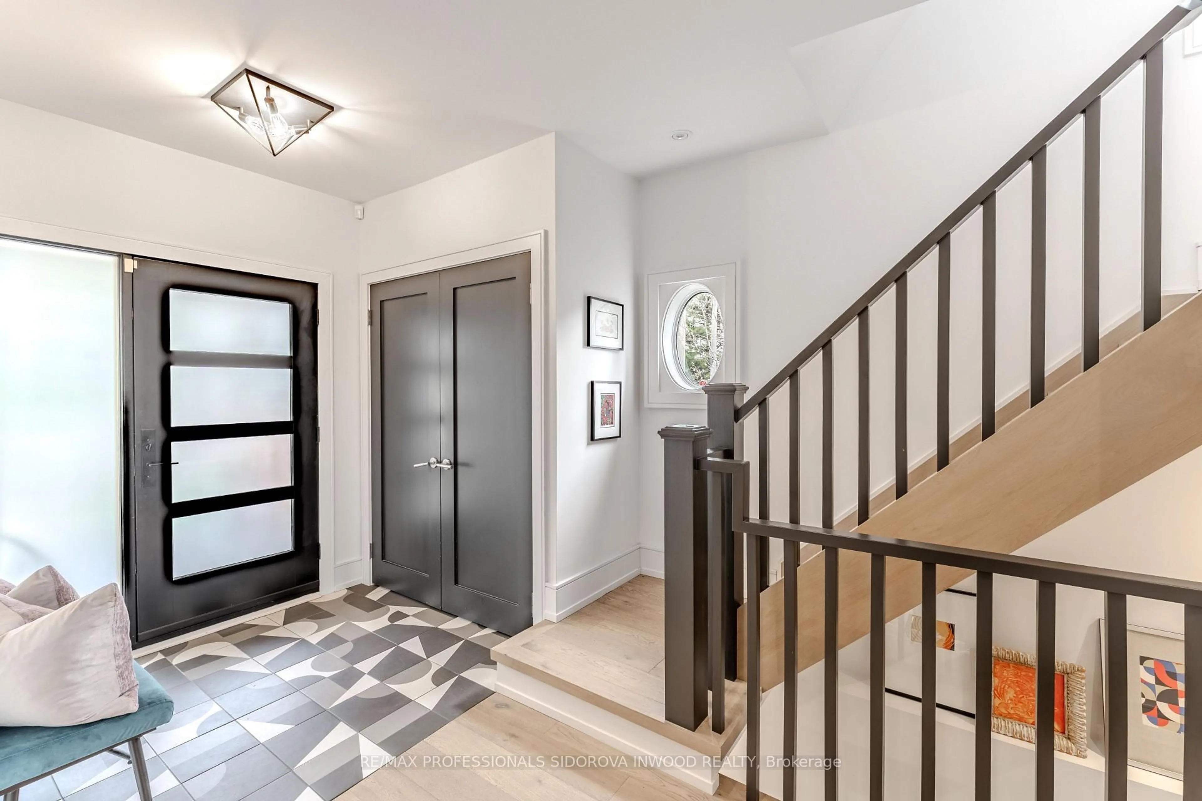 Indoor entryway for 368 Glenlake Ave, Toronto Ontario M6P 1G4