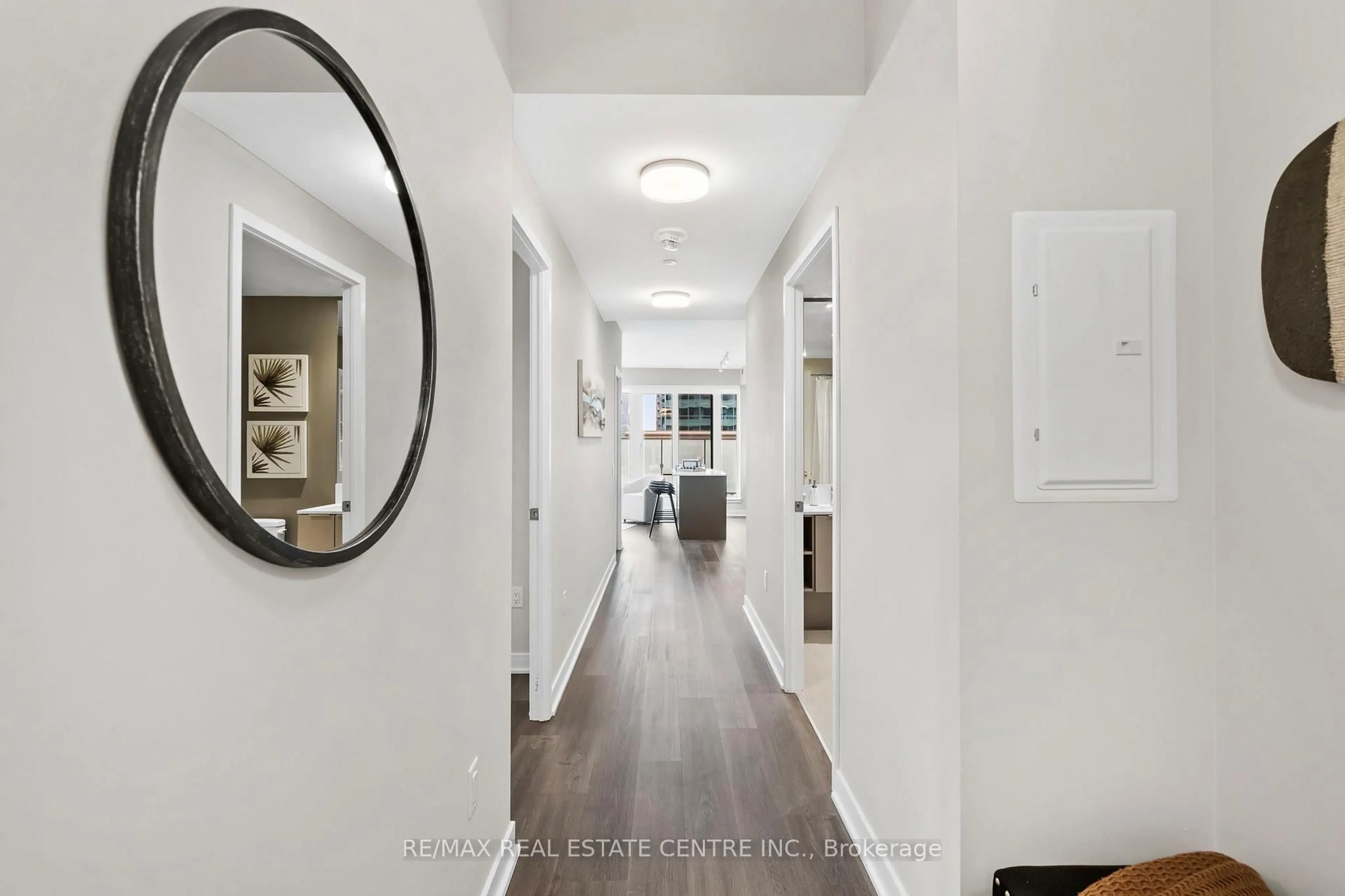 Indoor entryway for 3900 Confederation Pkwy #215, Mississauga Ontario L5B 0M3