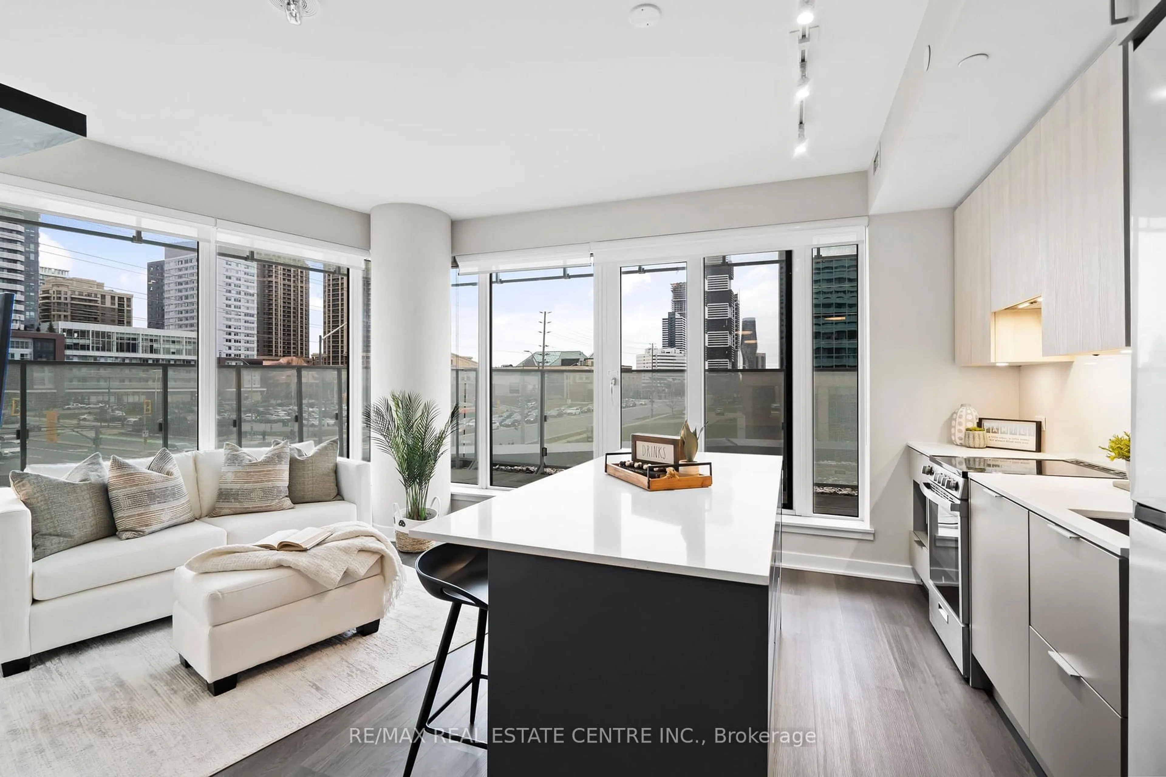 Open concept kitchen, ceramic/tile floor for 3900 Confederation Pkwy #215, Mississauga Ontario L5B 0M3