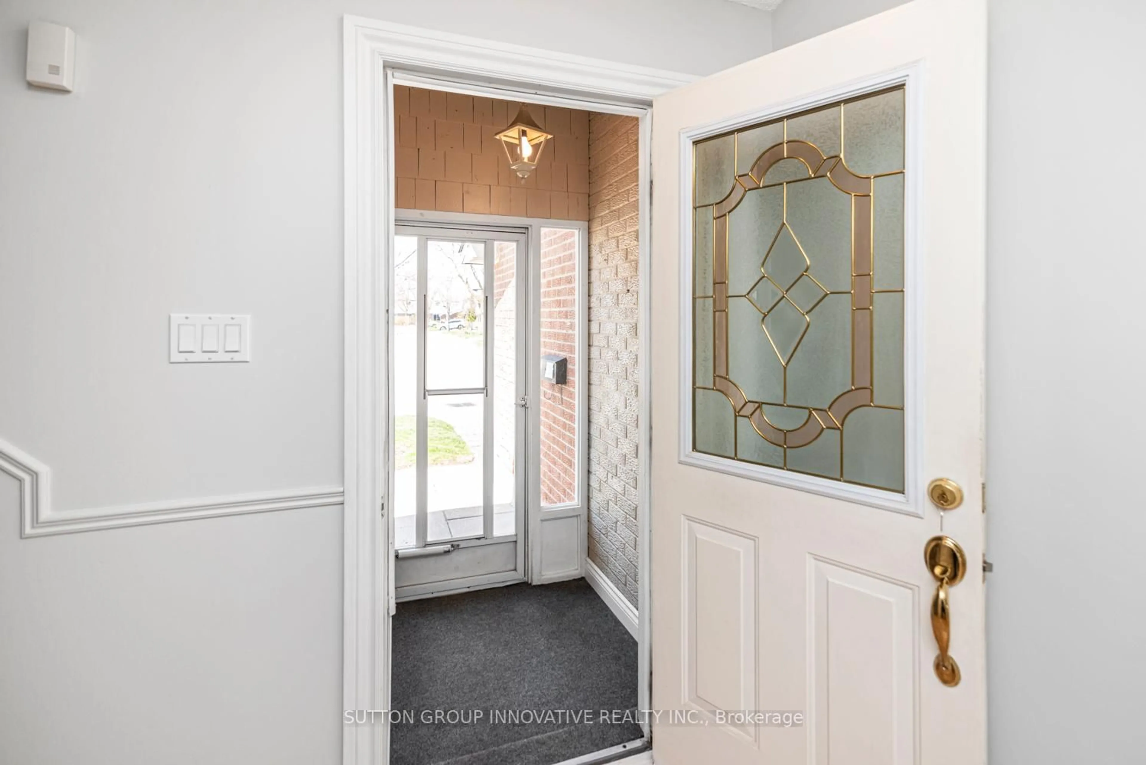 Indoor entryway for 457 Woodview Rd #4, Burlington Ontario L7N 2Z9
