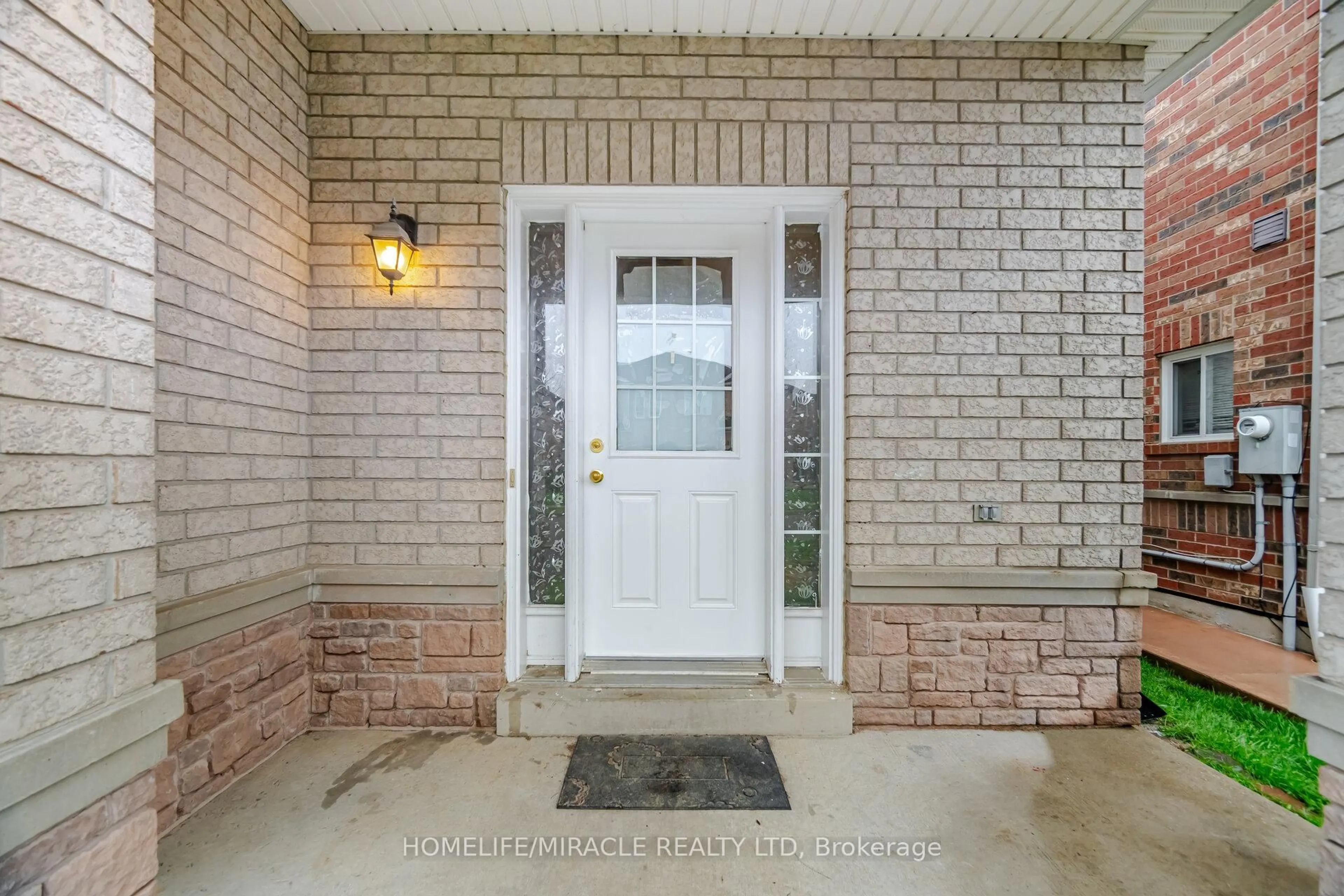 Indoor entryway for 41 Hollingsworth Circ, Brampton Ontario L7A 0J7
