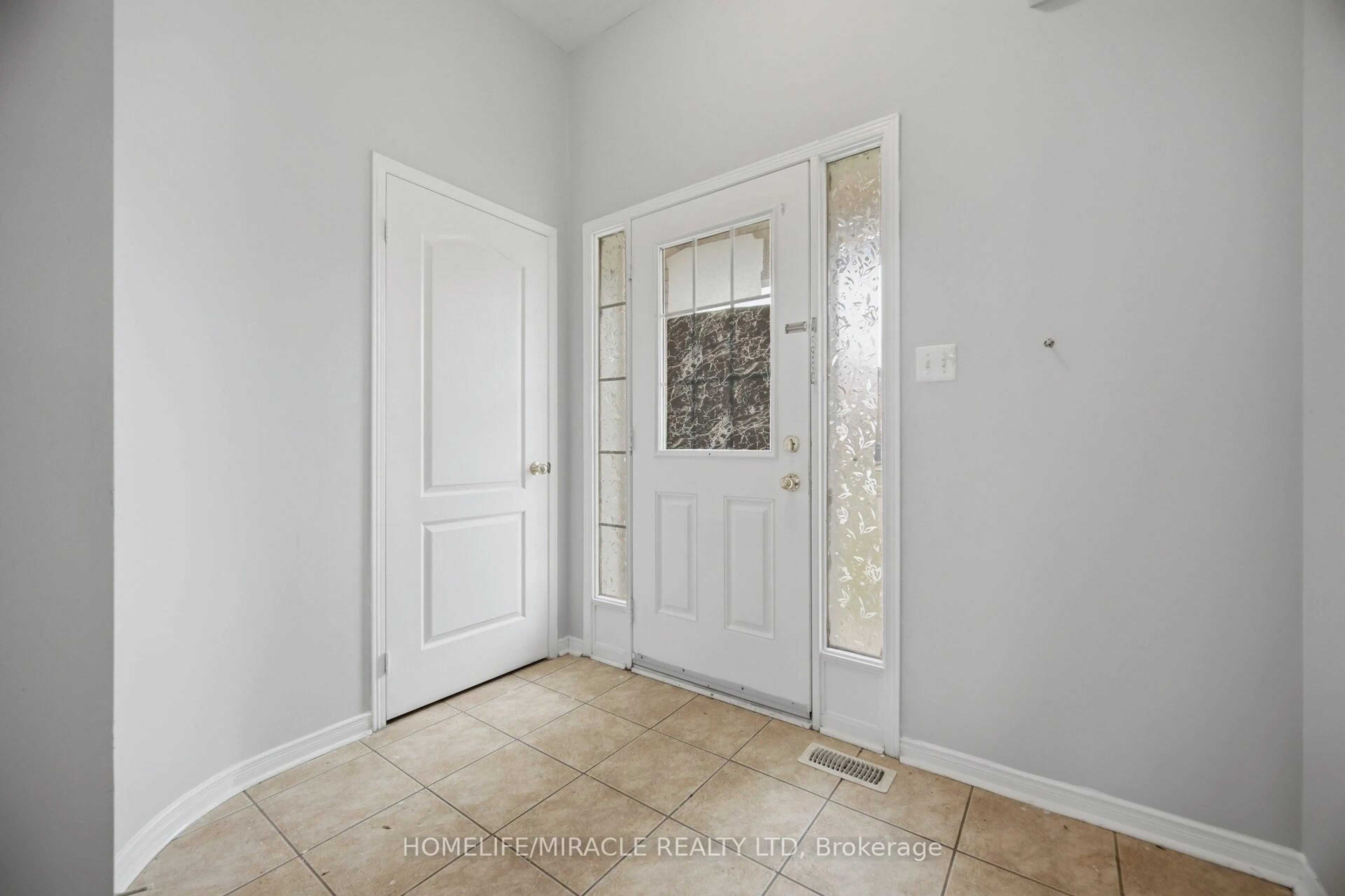 Indoor entryway for 41 Hollingsworth Circ, Brampton Ontario L7A 0J7
