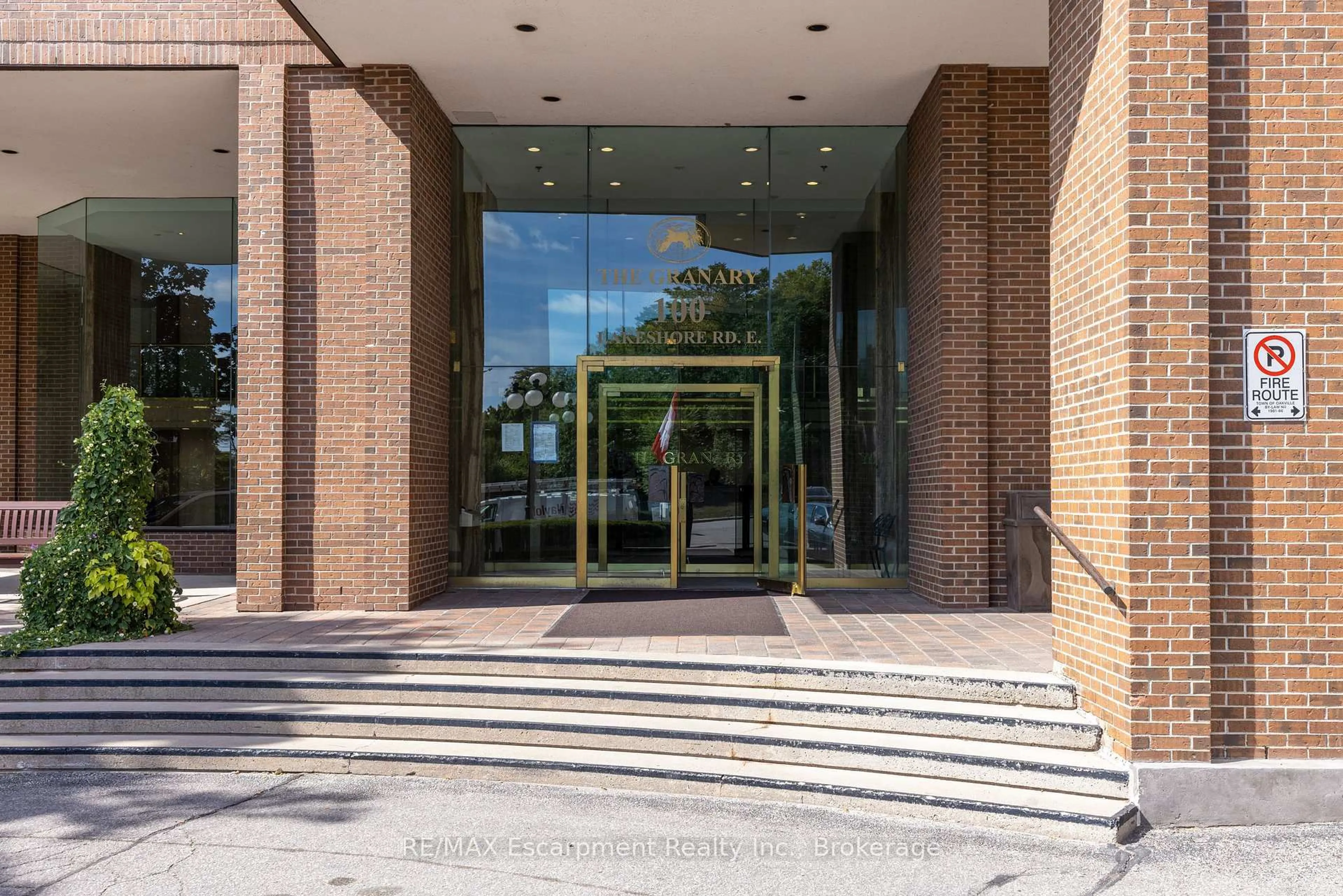 Indoor foyer for 100 Lakeshore Rd #303, Oakville Ontario L6J 6M9
