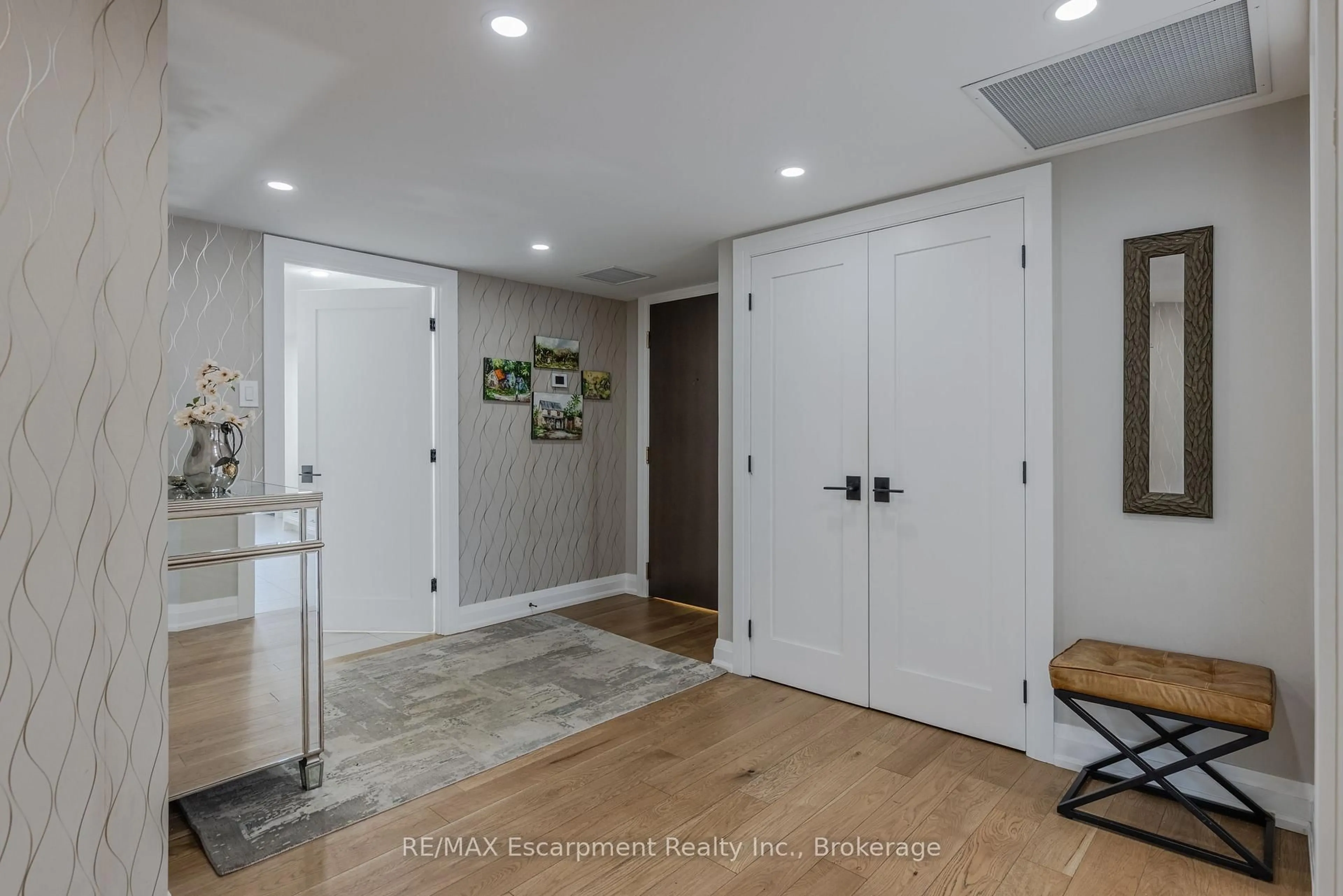 Indoor entryway for 100 Lakeshore Rd #303, Oakville Ontario L6J 6M9