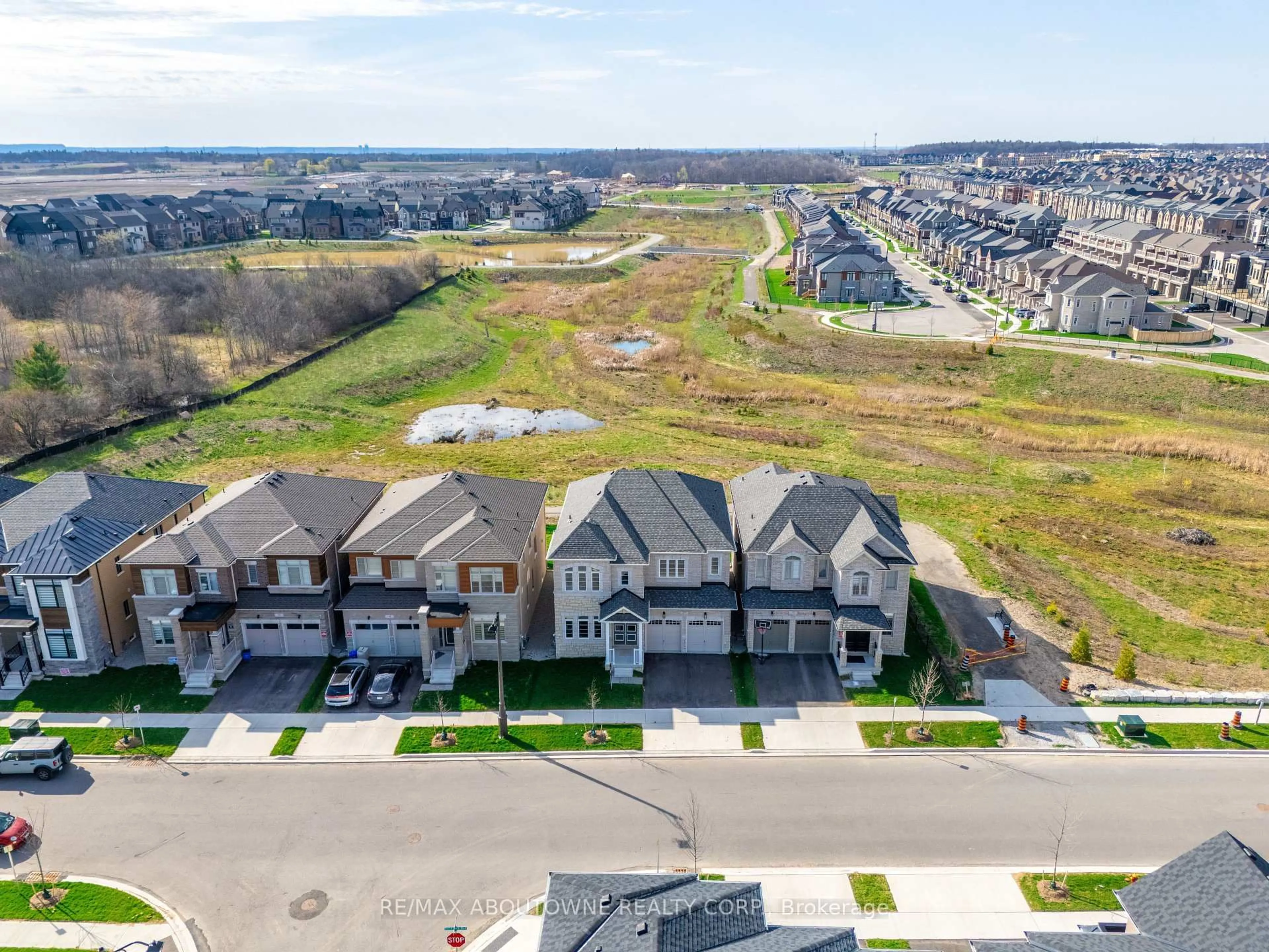 A pic from outside/outdoor area/front of a property/back of a property/a pic from drone, unknown for 37 North Park Blvd, Oakville Ontario L6M 0W8