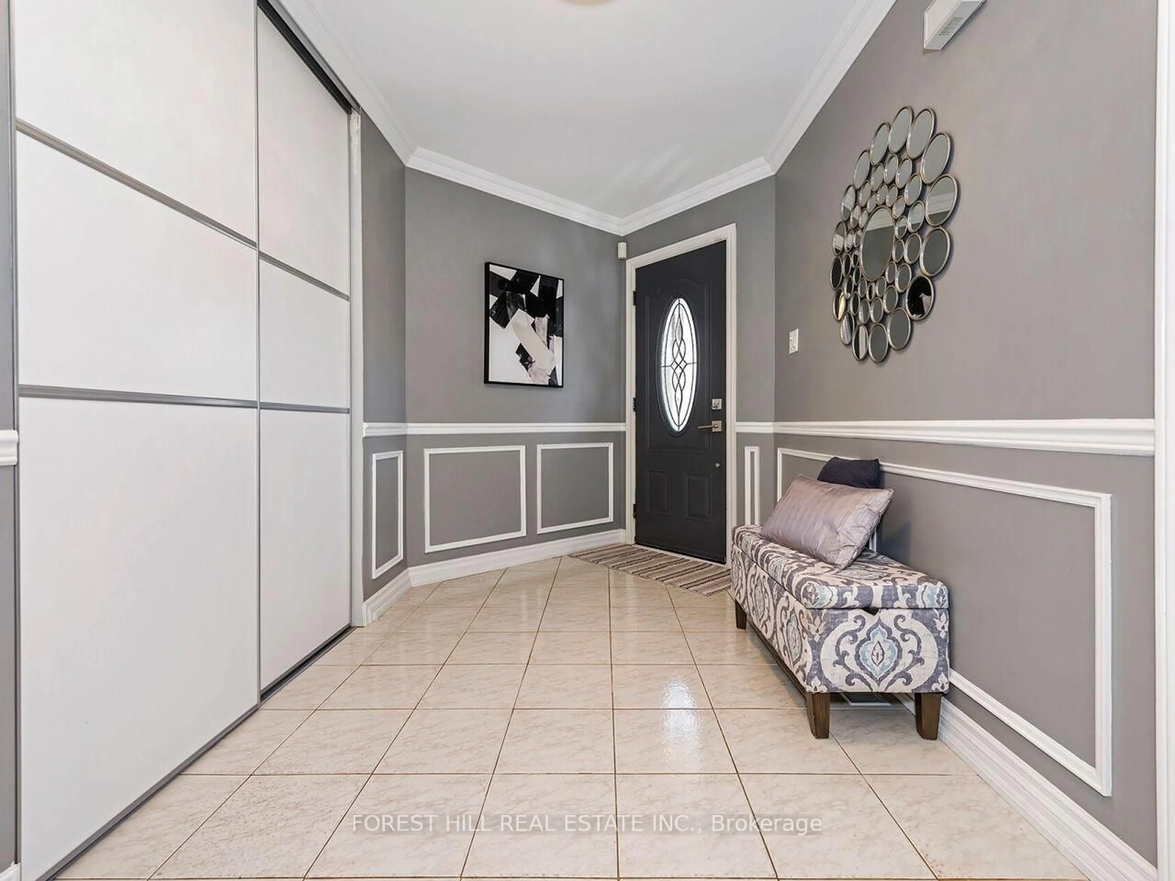 Indoor foyer for 4174 Rossland Cres, Mississauga Ontario L5L 4B5