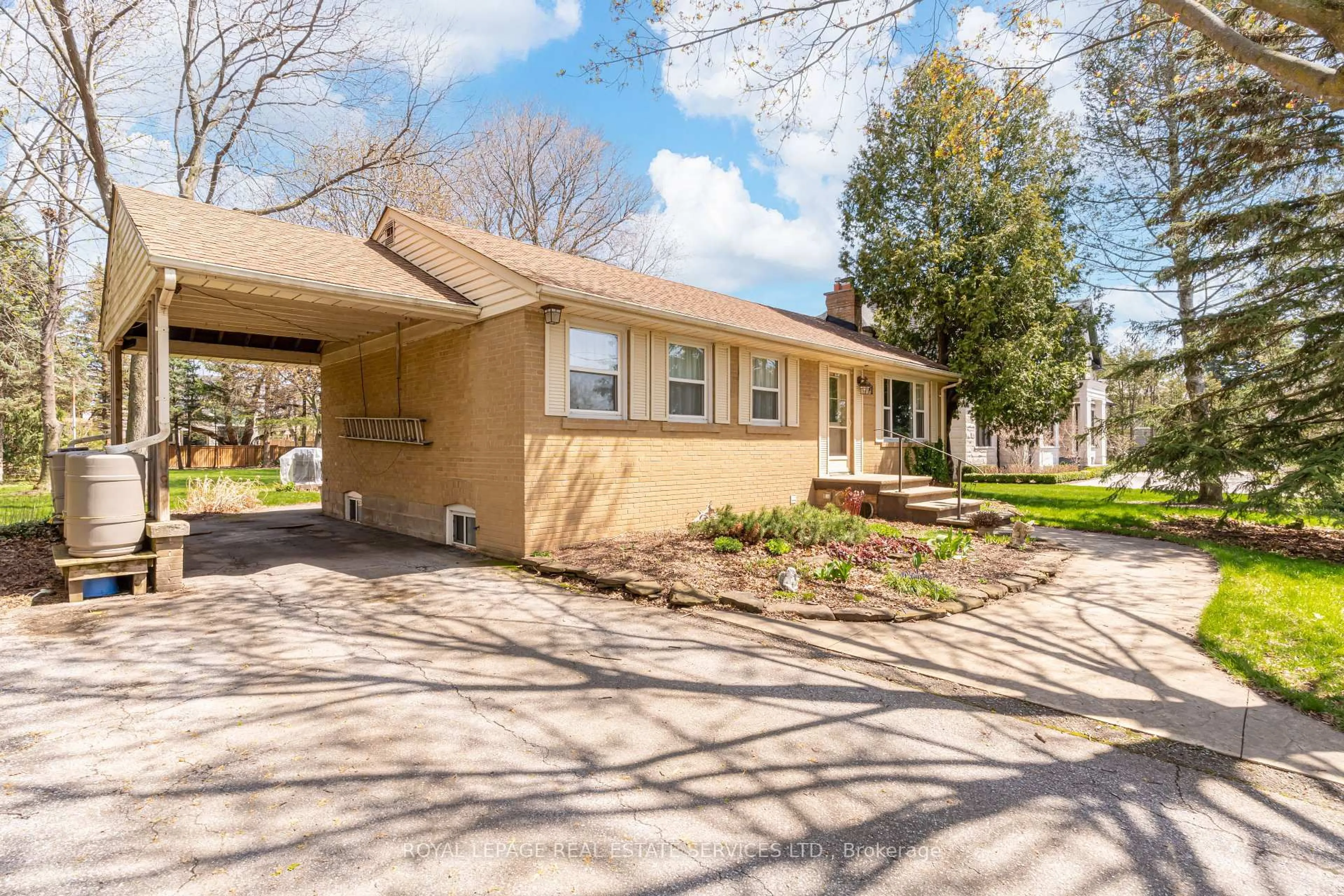 Unknown for 561 Maplehurst Ave, Oakville Ontario L6L 4Y8