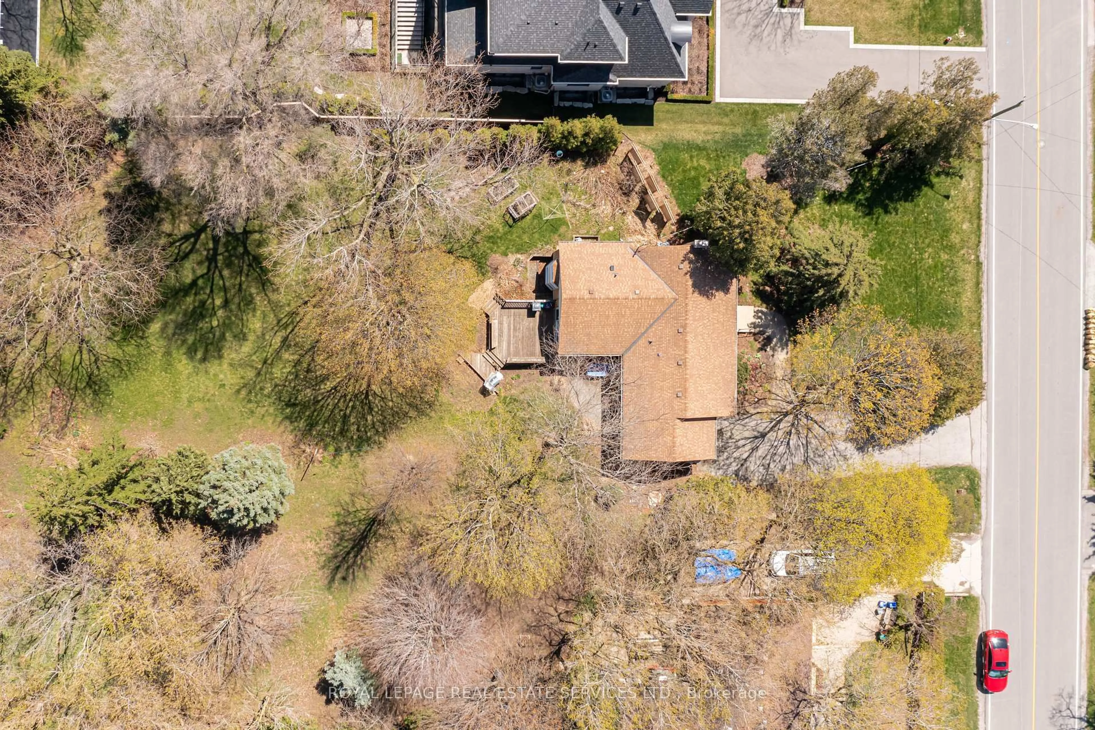 A pic from outside/outdoor area/front of a property/back of a property/a pic from drone, street for 561 Maplehurst Ave, Oakville Ontario L6L 4Y8