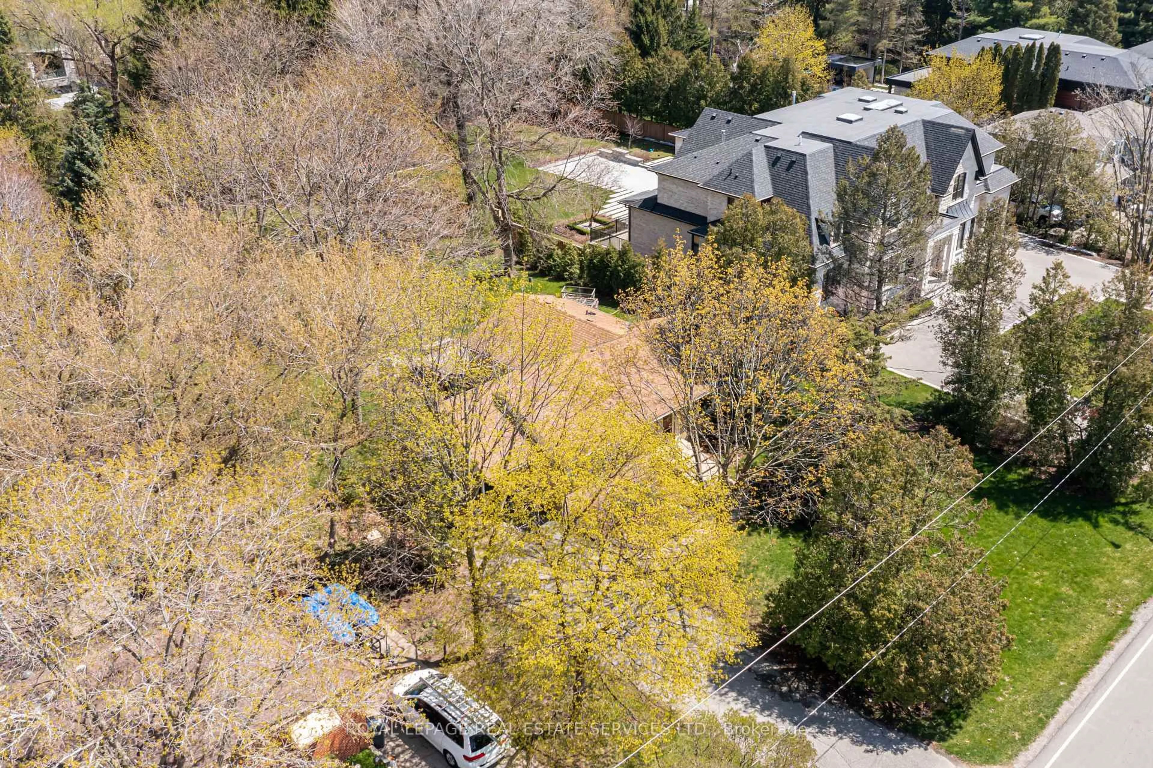 A pic from outside/outdoor area/front of a property/back of a property/a pic from drone, street for 561 Maplehurst Ave, Oakville Ontario L6L 4Y8