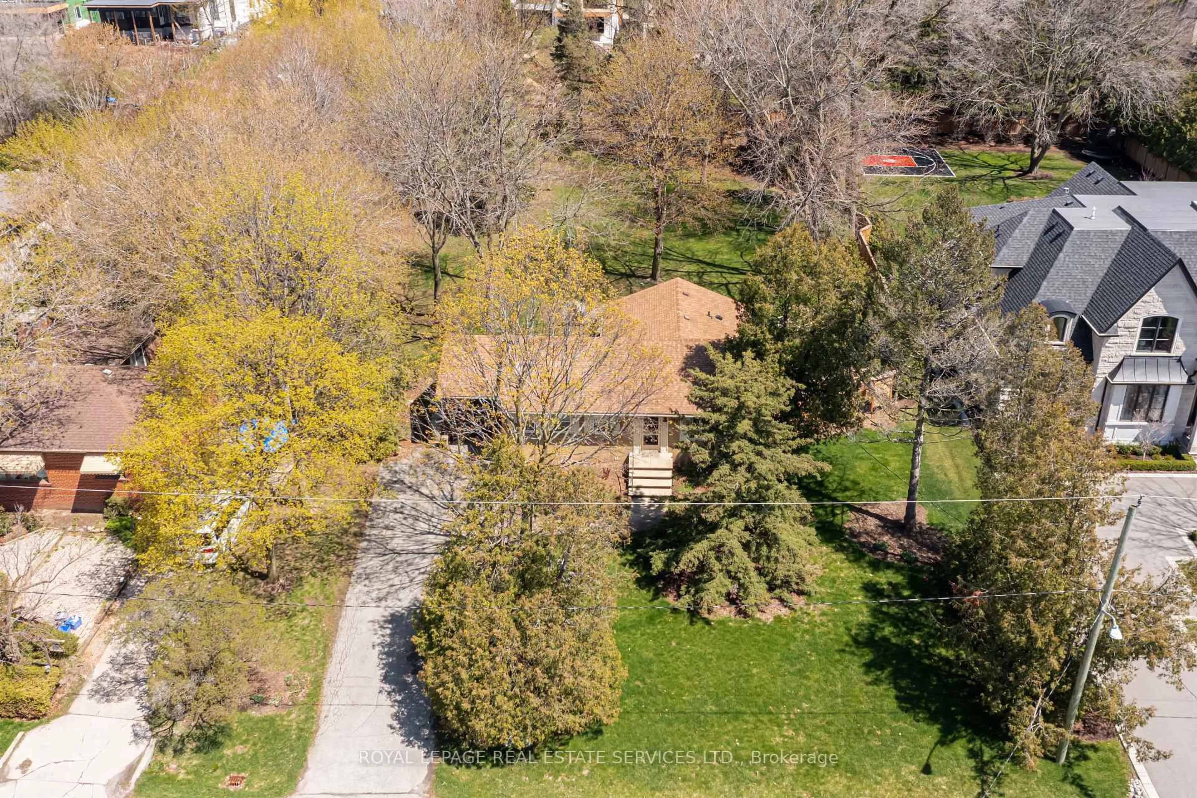 A pic from outside/outdoor area/front of a property/back of a property/a pic from drone, unknown for 561 Maplehurst Ave, Oakville Ontario L6L 4Y8