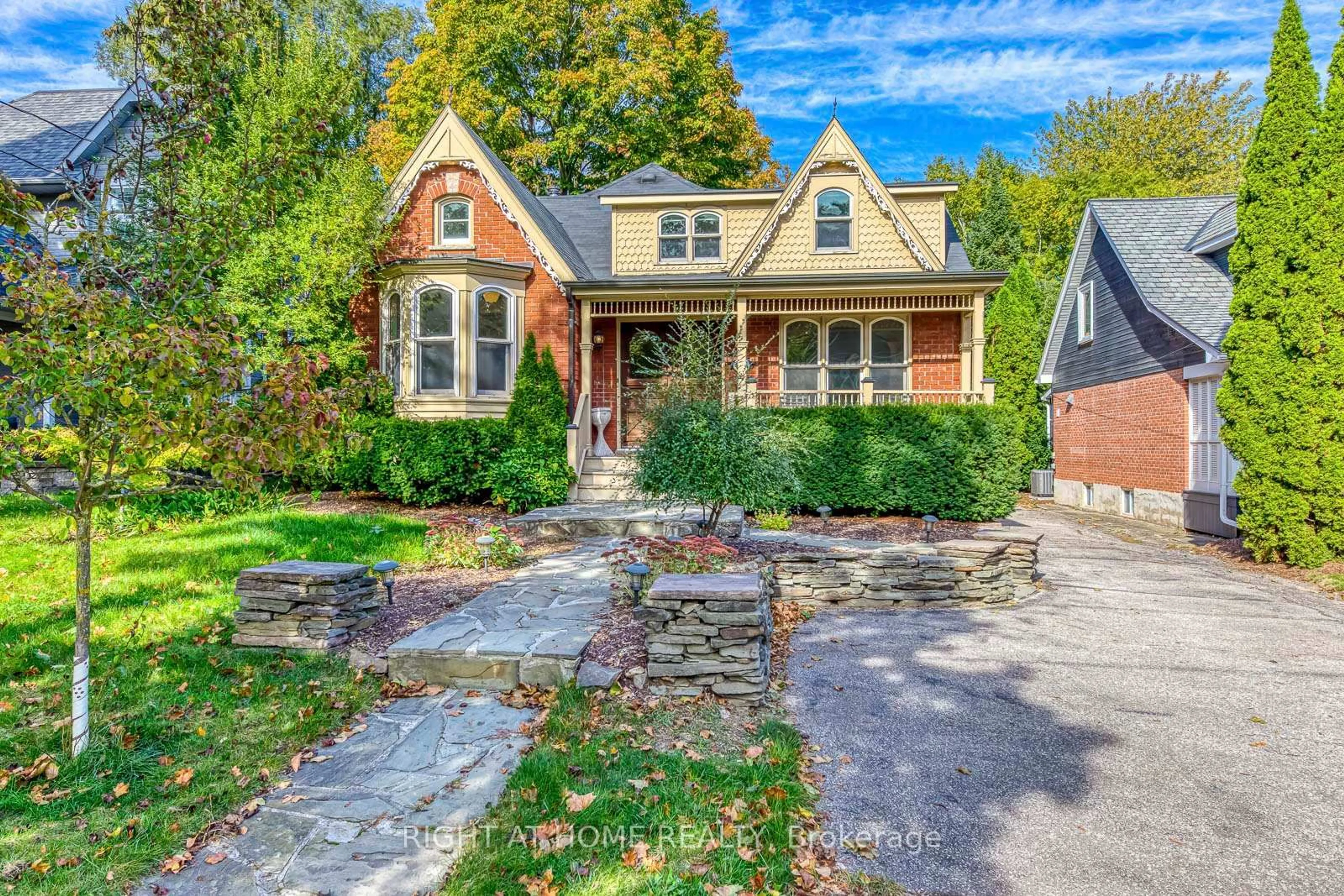 Home with brick exterior material, street for 435 Maple Ave, Oakville Ontario L6J 2J2