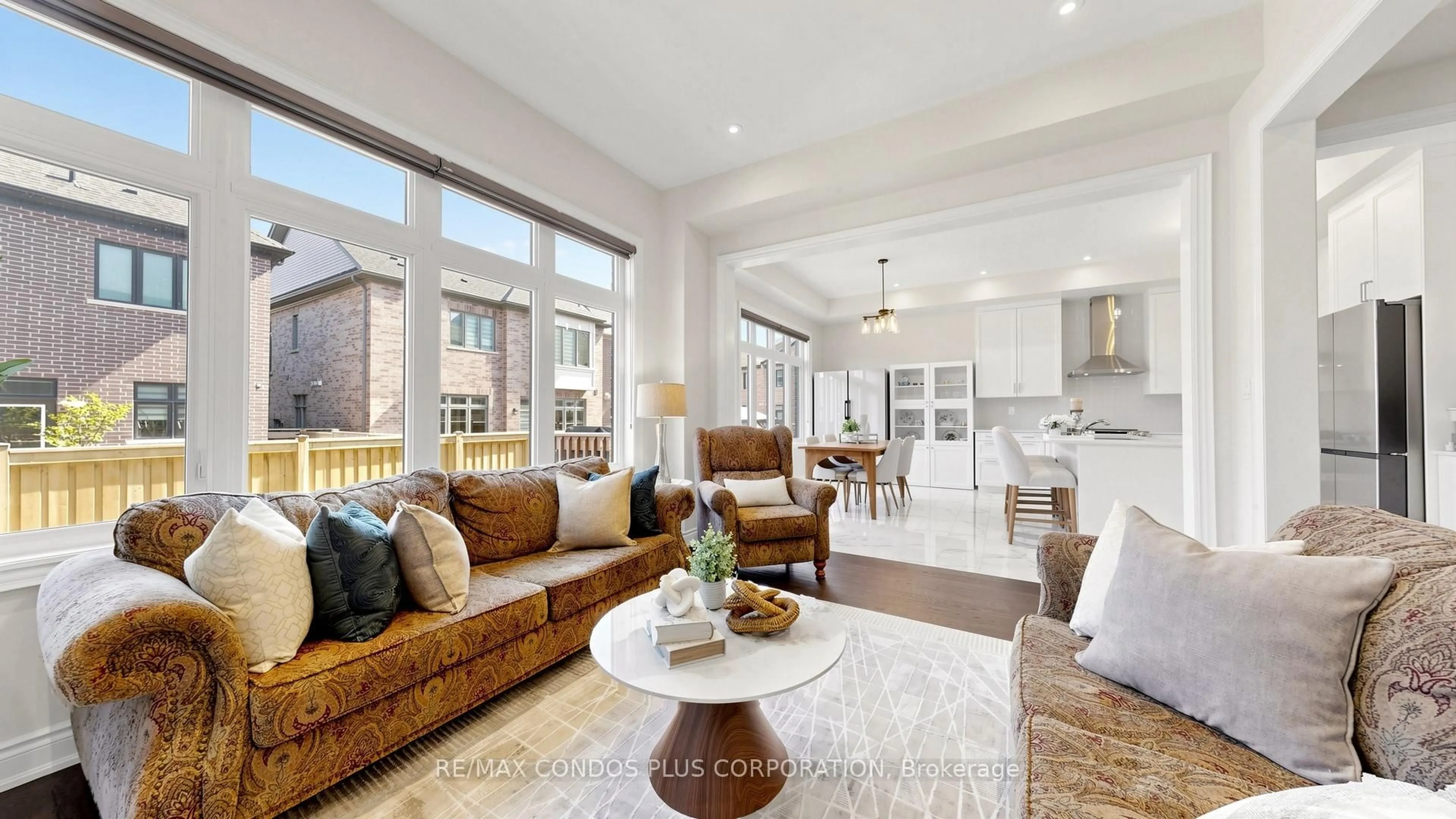 Living room with furniture, unknown for 1361 Yellow Rose Circ, Oakville Ontario L6M 5L3