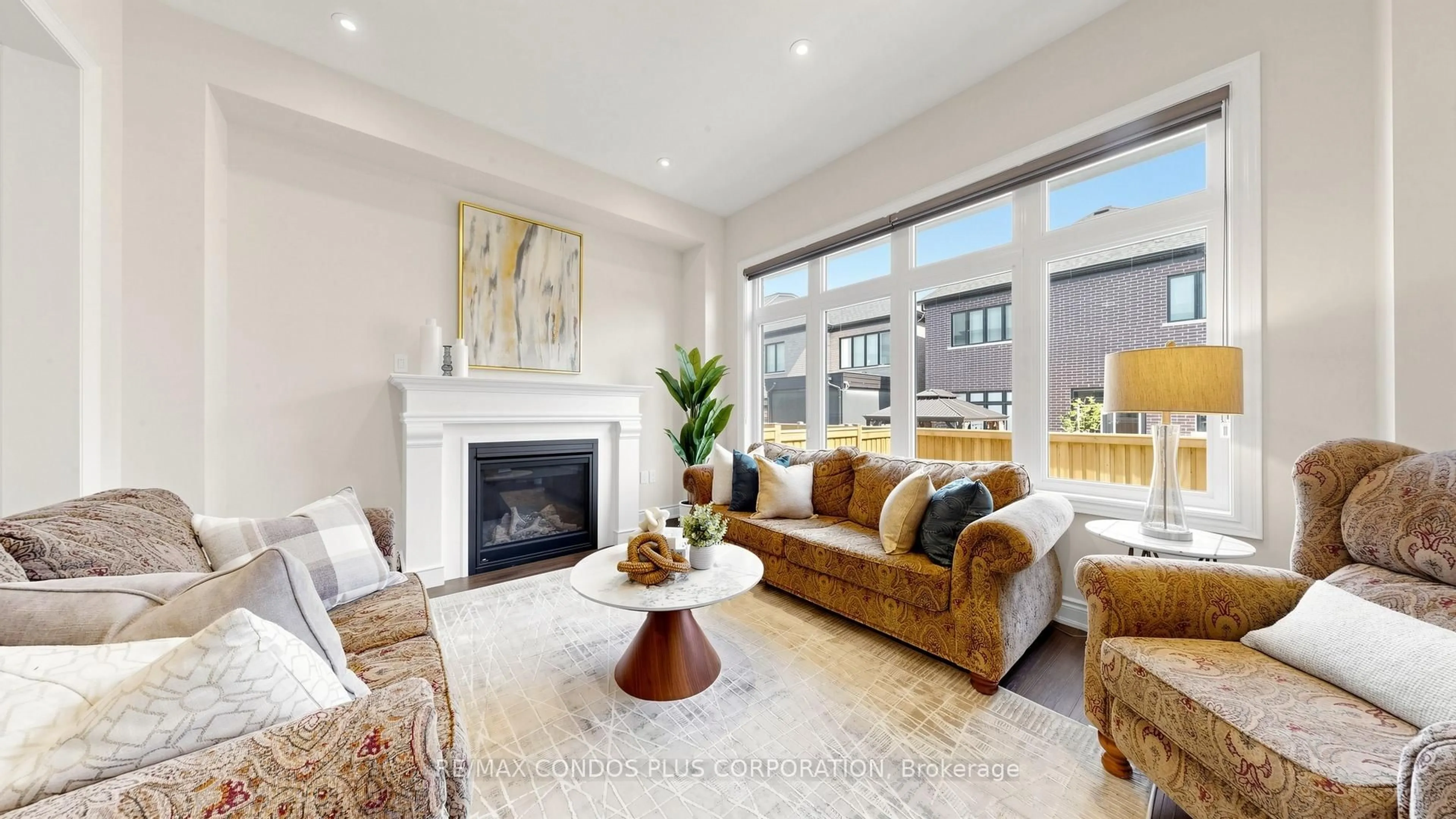 Living room with furniture, unknown for 1361 Yellow Rose Circ, Oakville Ontario L6M 5L3