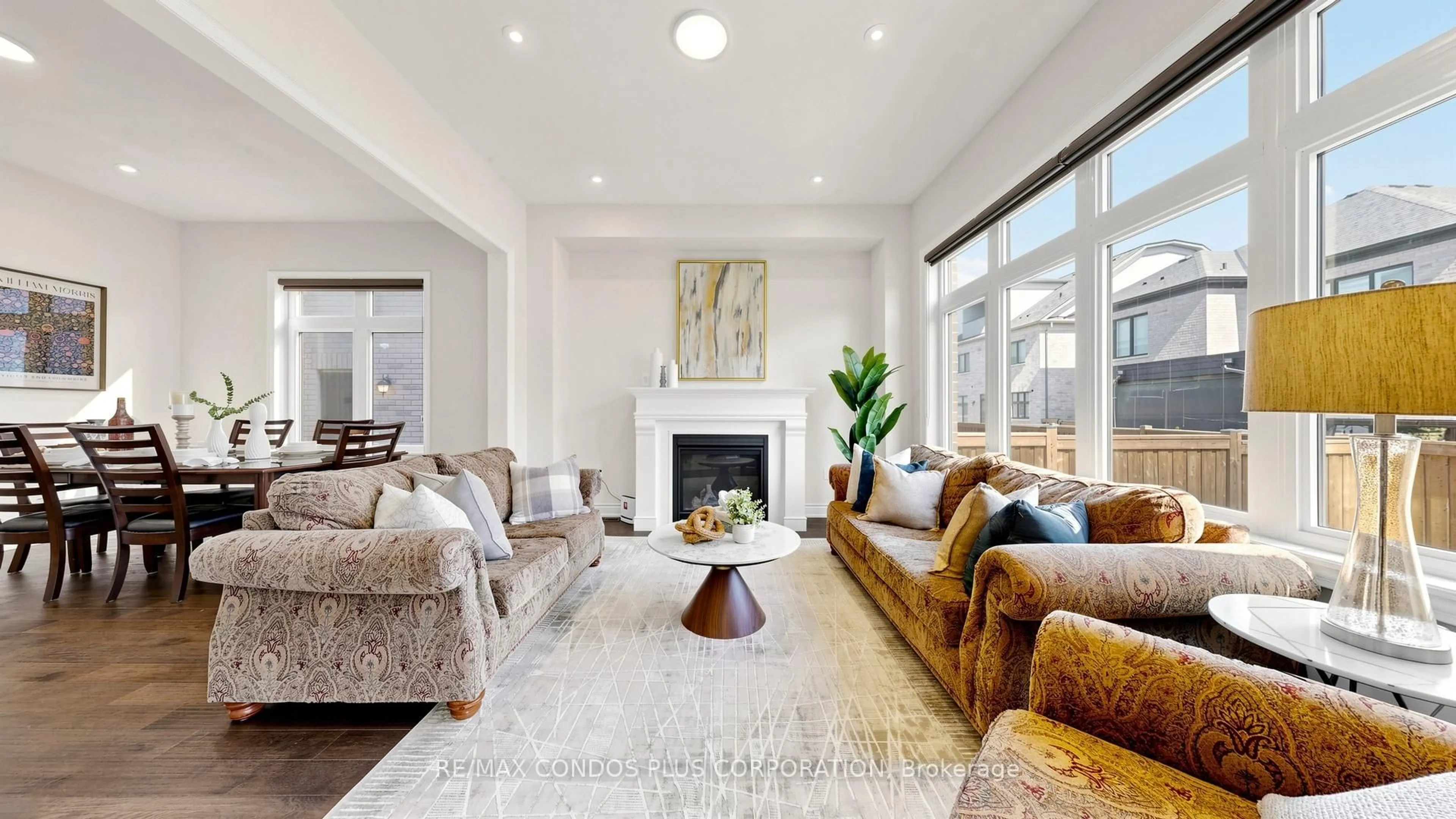 Living room with furniture, unknown for 1361 Yellow Rose Circ, Oakville Ontario L6M 5L3