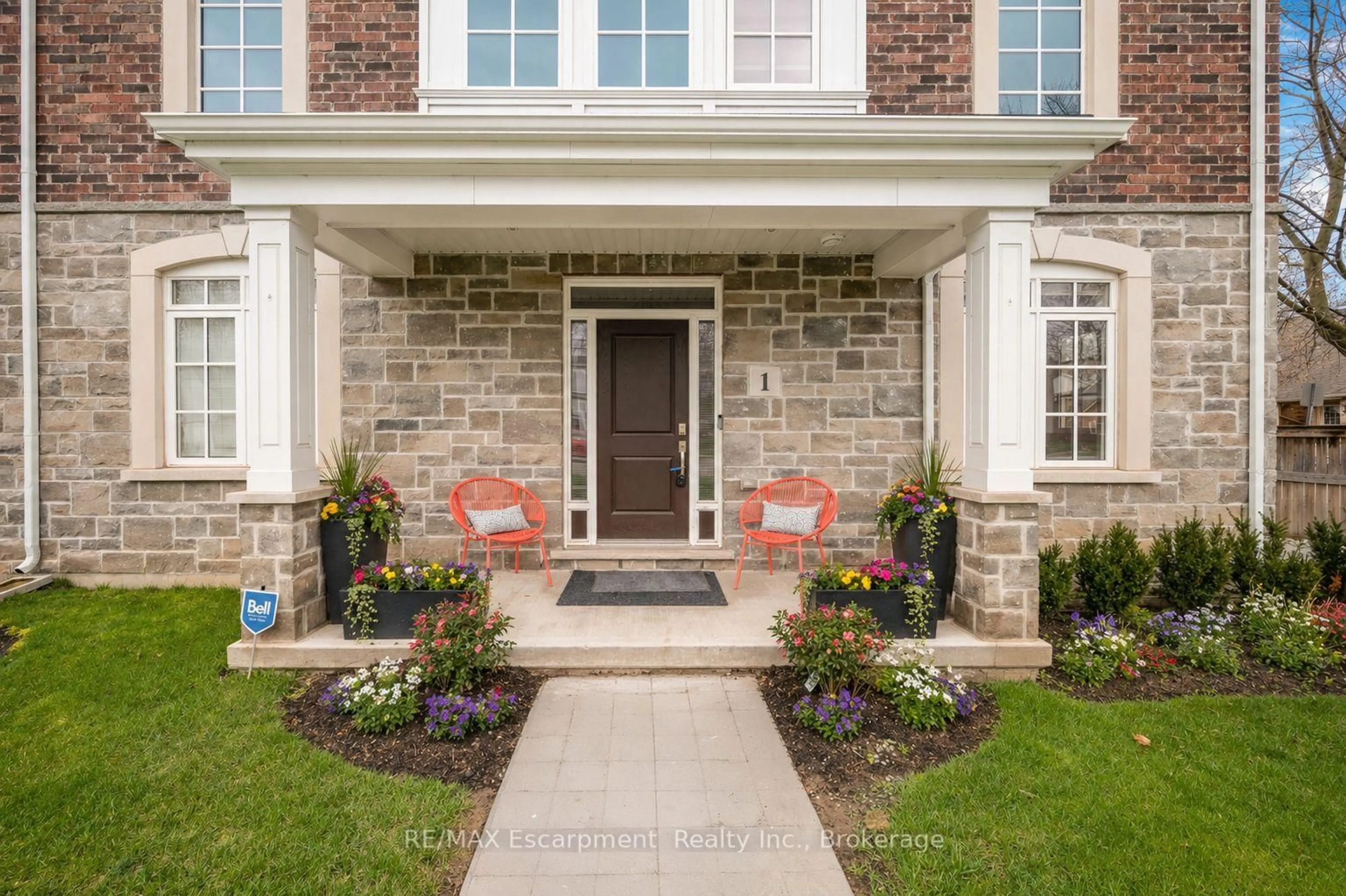 Indoor entryway for 2362 New St #1, Burlington Ontario L7R 4P8