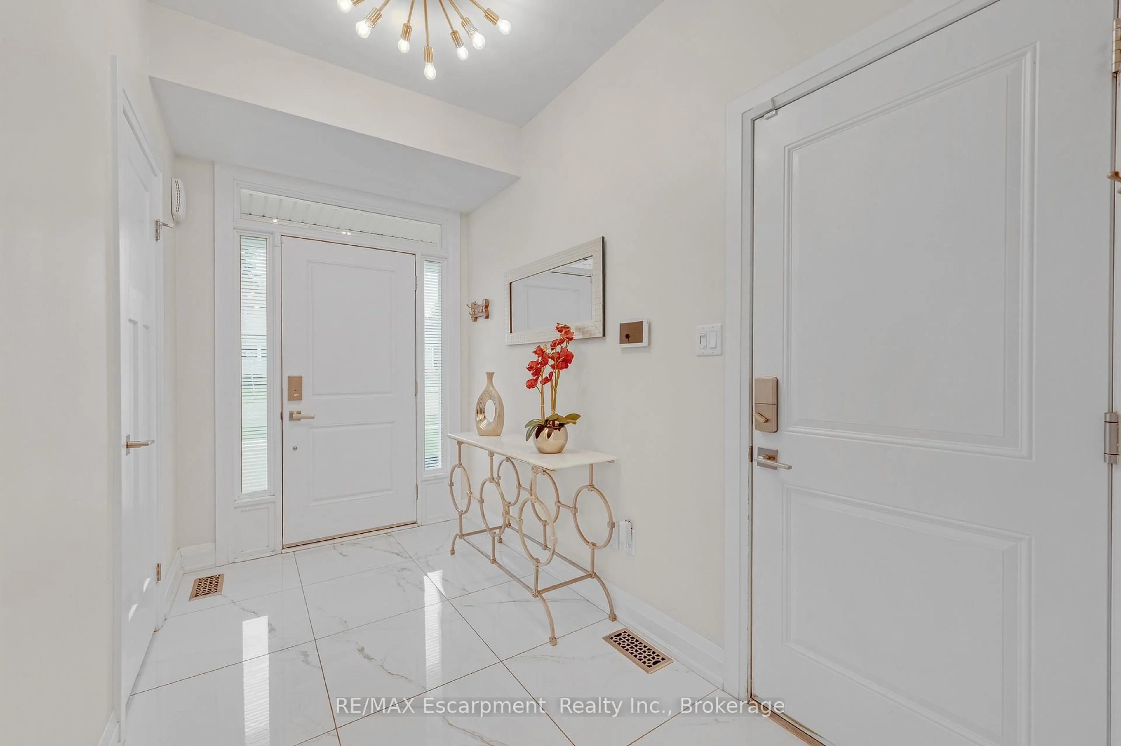 Indoor entryway for 2362 New St #1, Burlington Ontario L7R 4P8