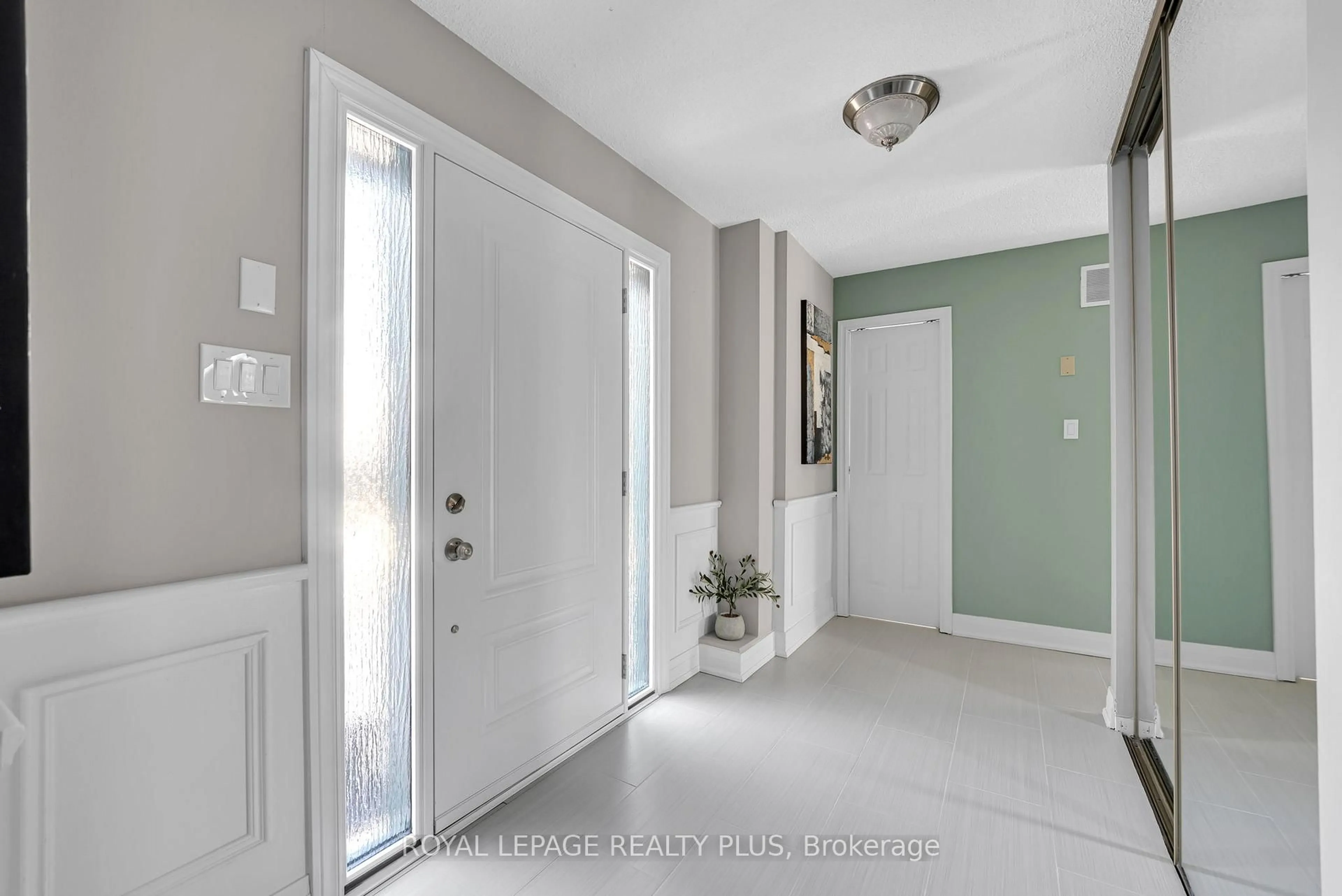 Indoor entryway for 7080 Copenhagen Rd #89, Mississauga Ontario L5N 2C9