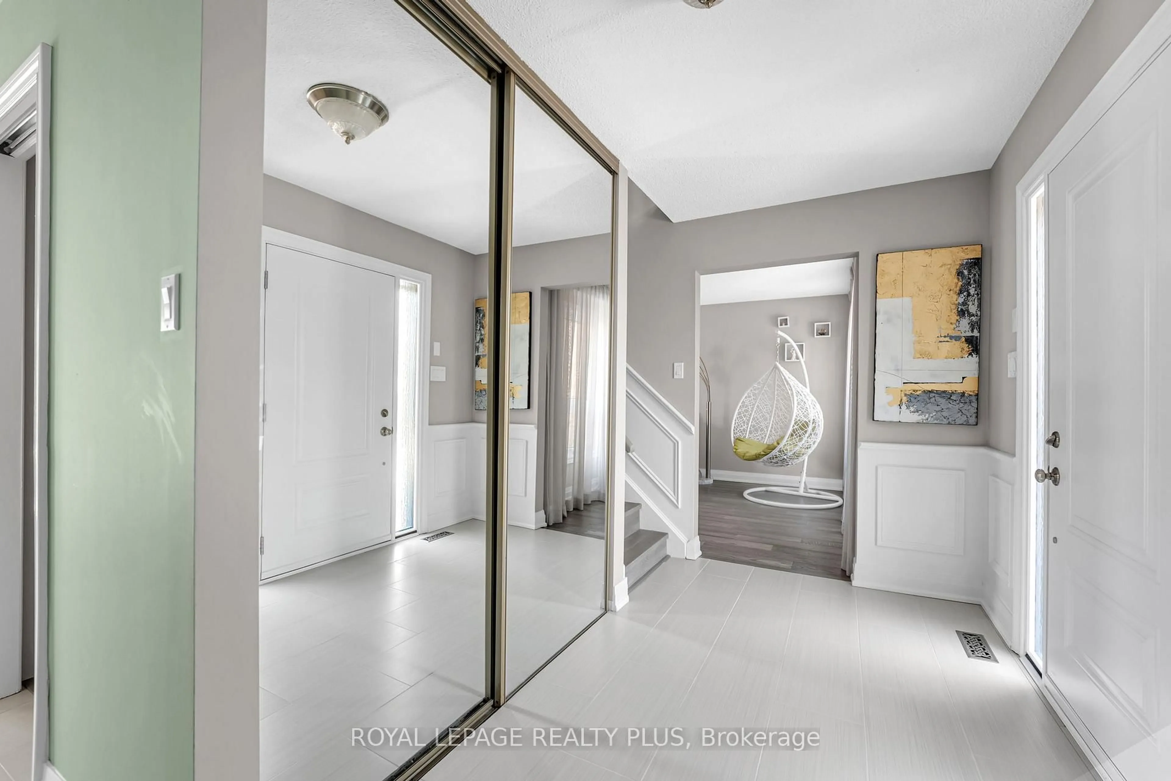 Indoor entryway for 7080 Copenhagen Rd #89, Mississauga Ontario L5N 2C9