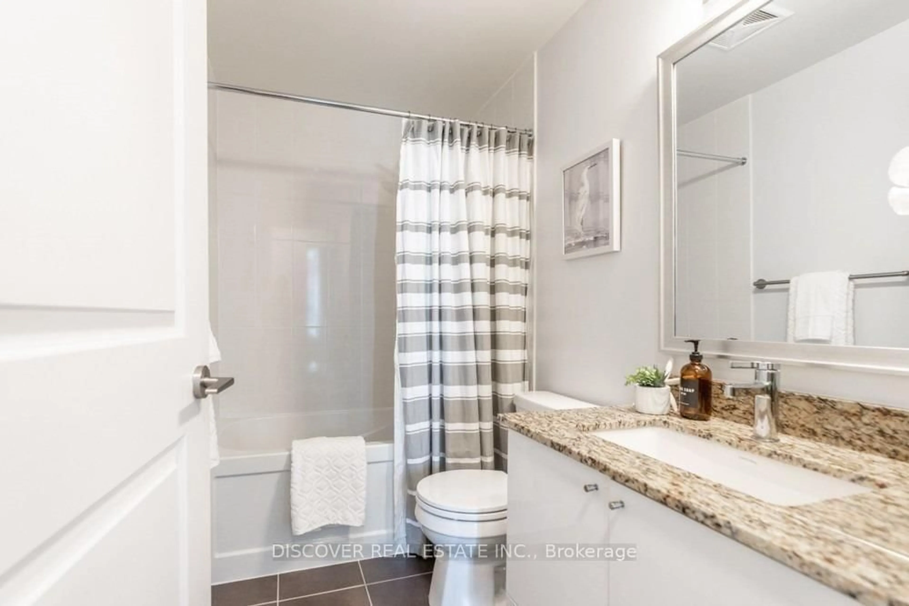 Standard bathroom, ceramic/tile floor for 55 Eglinton Ave #2402, Mississauga Ontario L5R 0E4