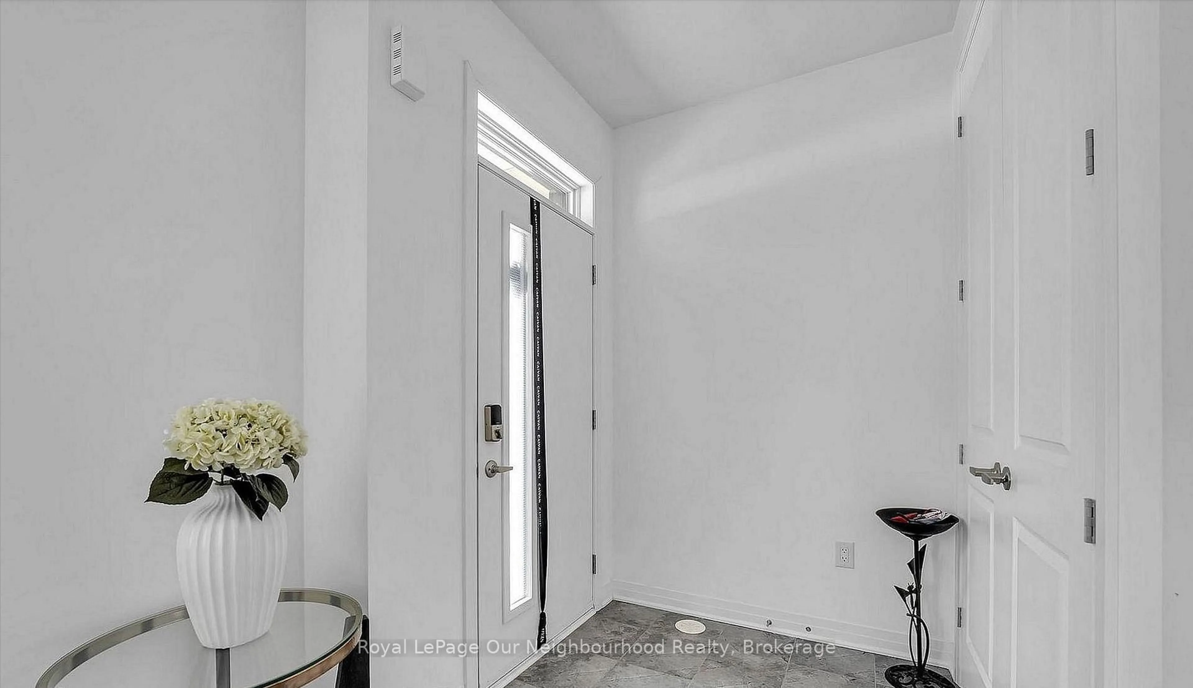 Indoor entryway for 3234 Sixth Line, Oakville Ontario L6M 4K1
