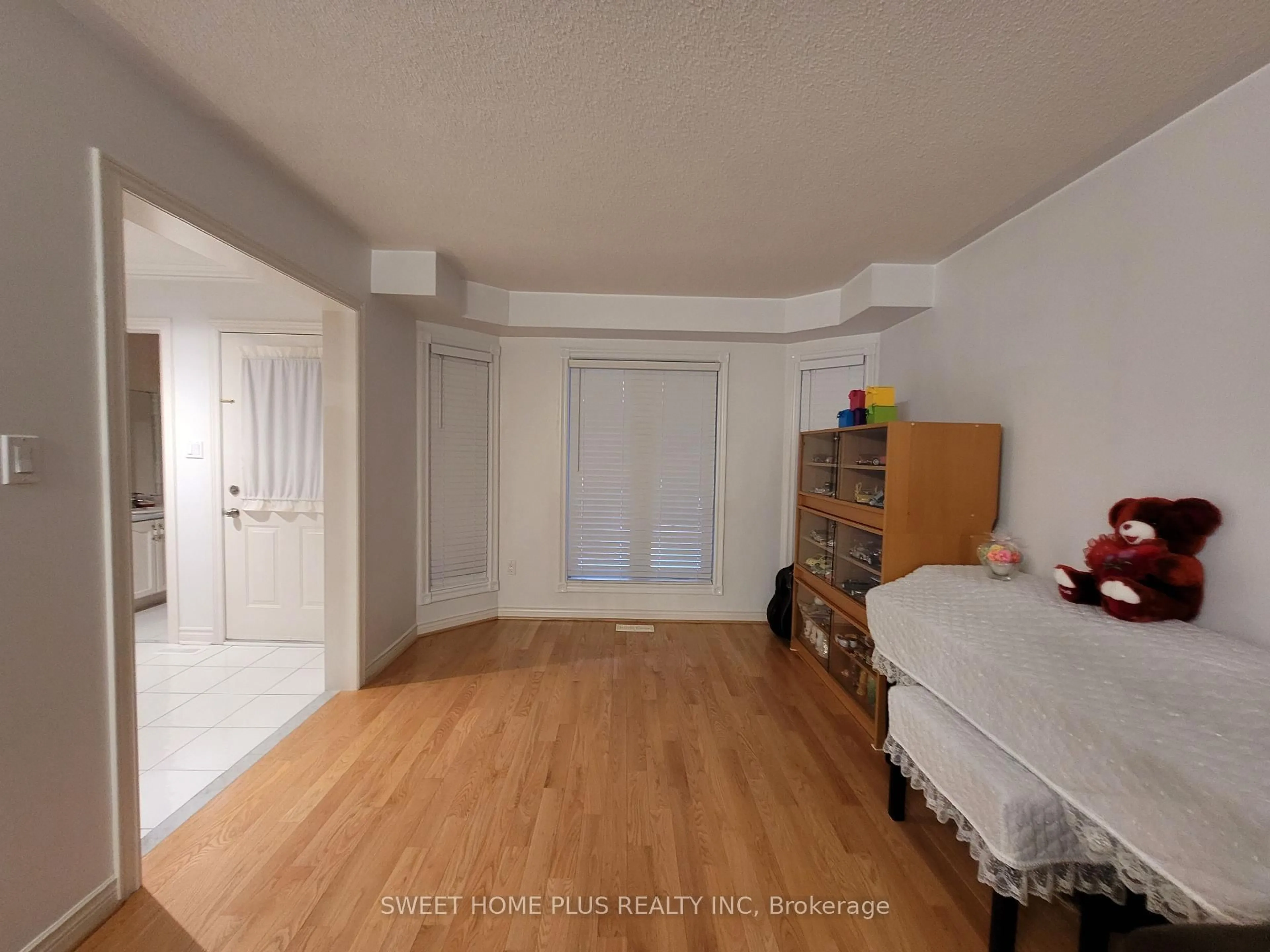 A pic of a room for 1406 Rimon St, Mississauga Ontario L5V 1T9