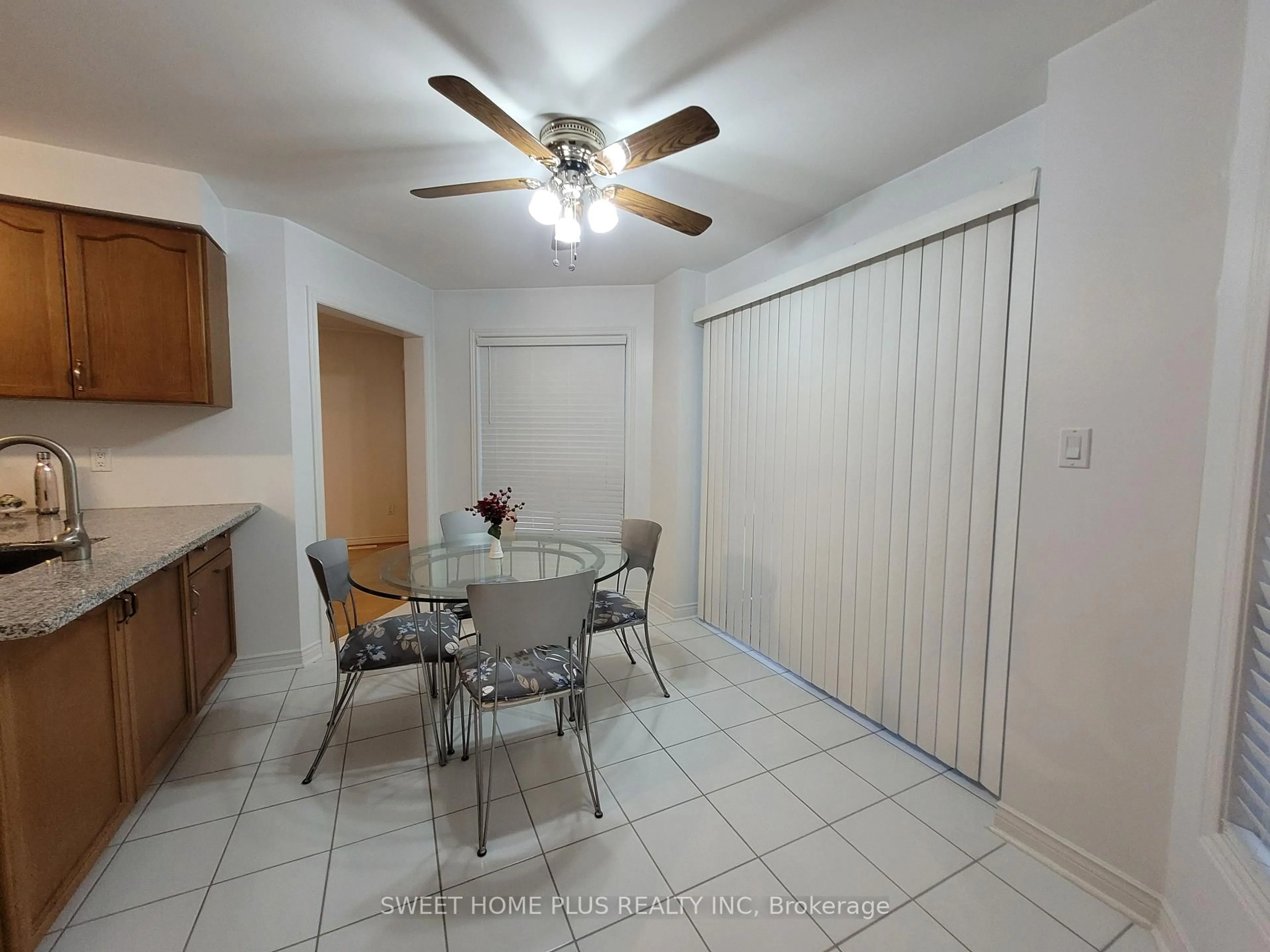 A pic of a room for 1406 Rimon St, Mississauga Ontario L5V 1T9