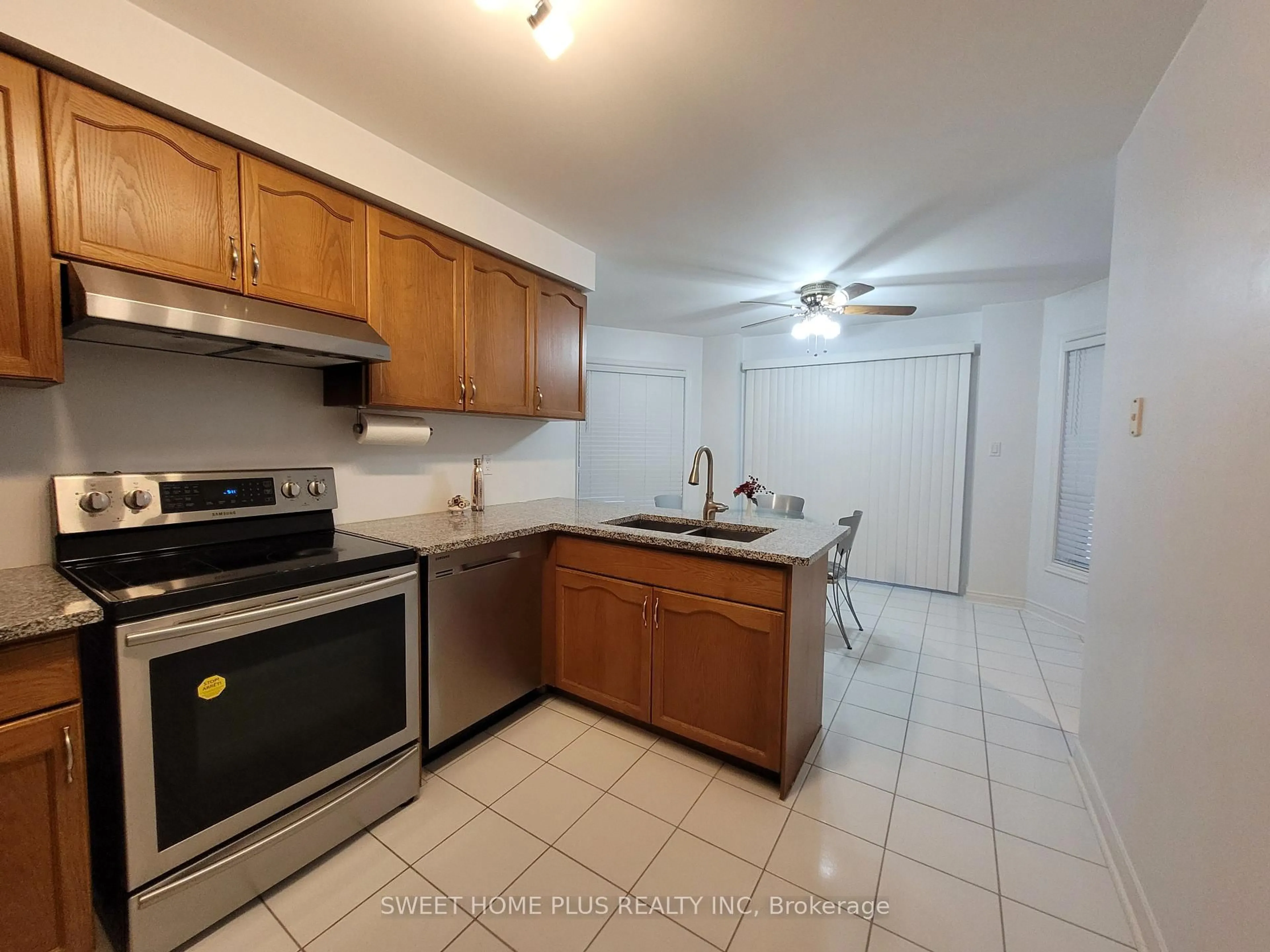 Standard kitchen, unknown for 1406 Rimon St, Mississauga Ontario L5V 1T9