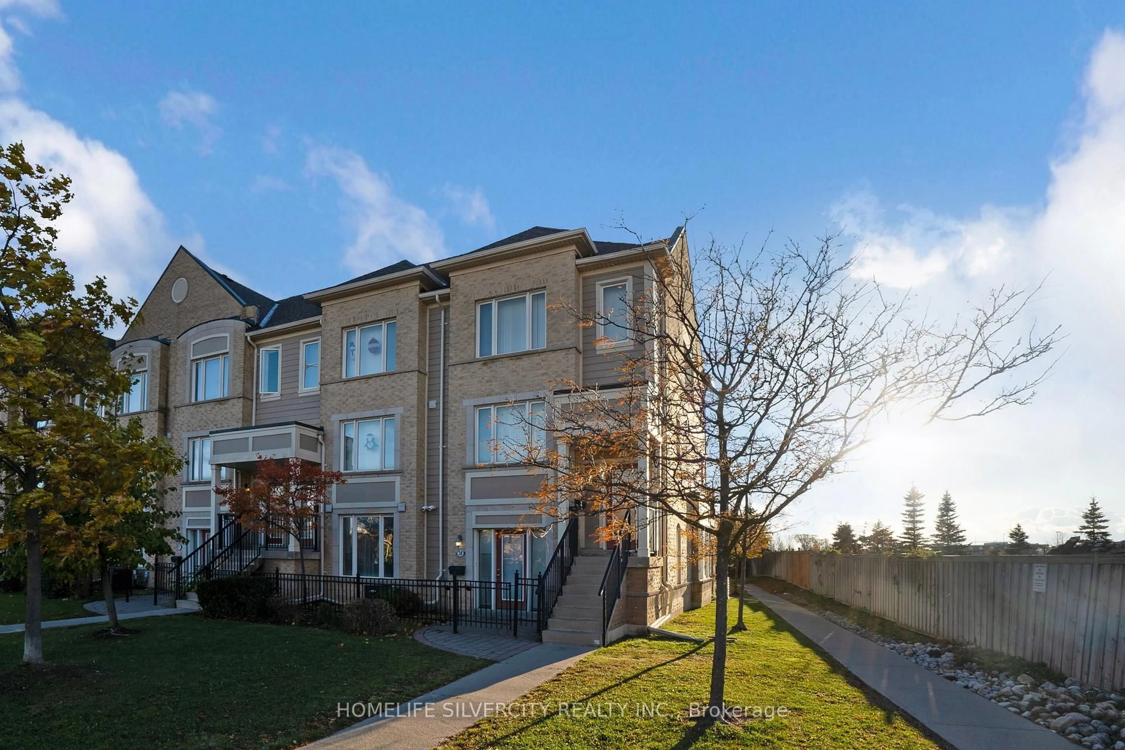 A pic from outside/outdoor area/front of a property/back of a property/a pic from drone, street for 60 Fairwood Circ #38, Brampton Ontario L6R 0Y6