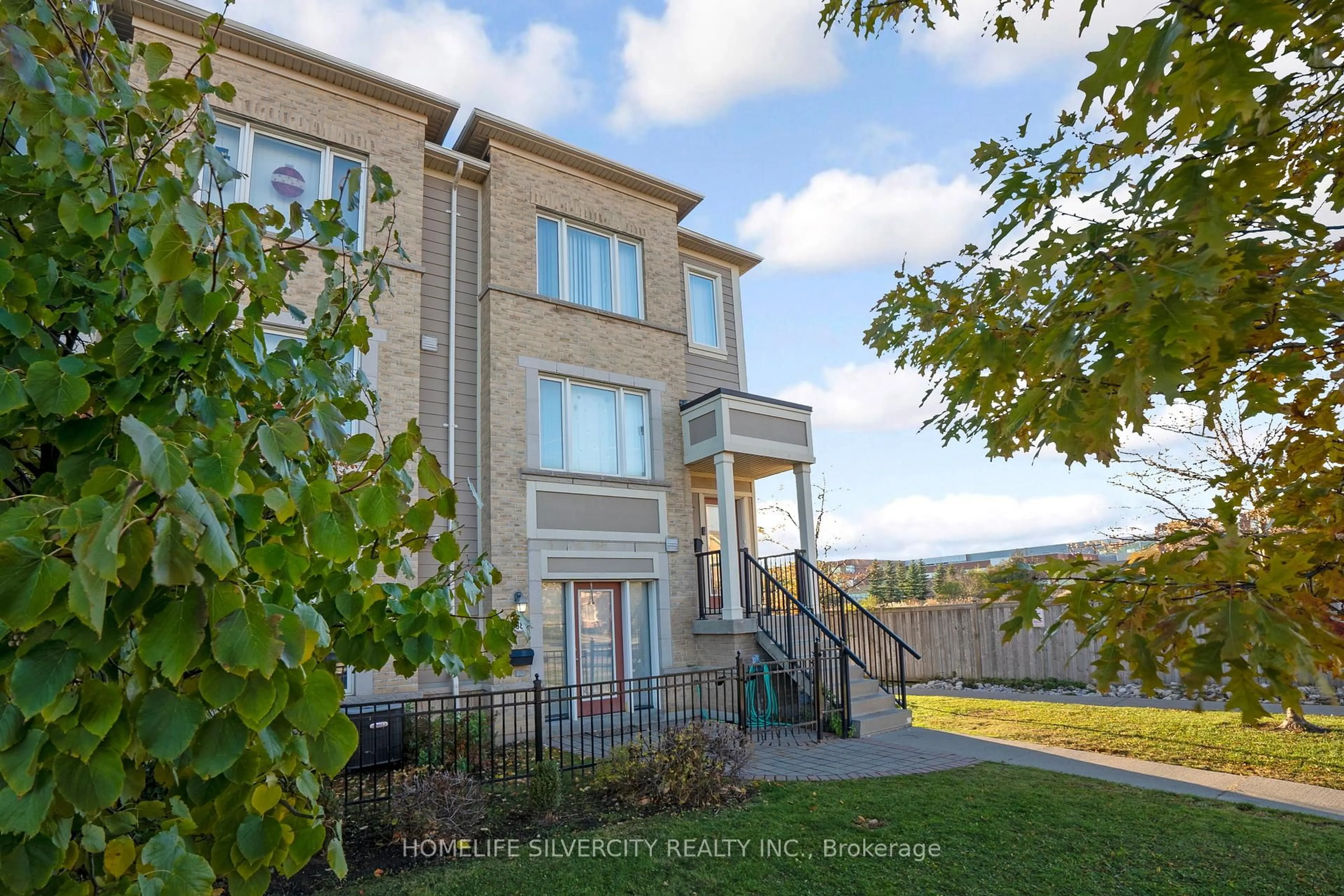 A pic from outside/outdoor area/front of a property/back of a property/a pic from drone, building for 60 Fairwood Circ #38, Brampton Ontario L6R 0Y6