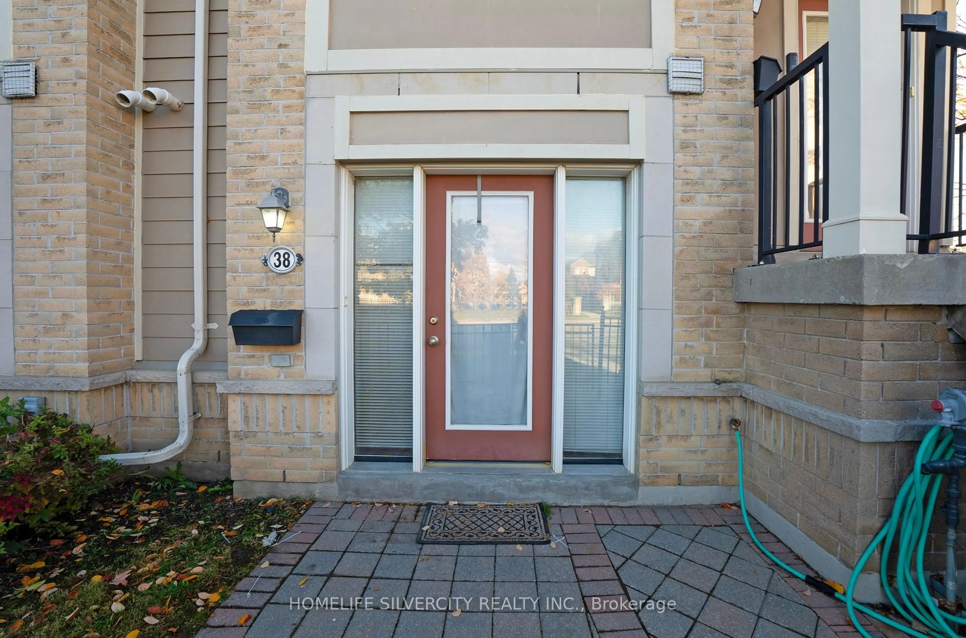 Indoor foyer for 60 Fairwood Circ #38, Brampton Ontario L6R 0Y6